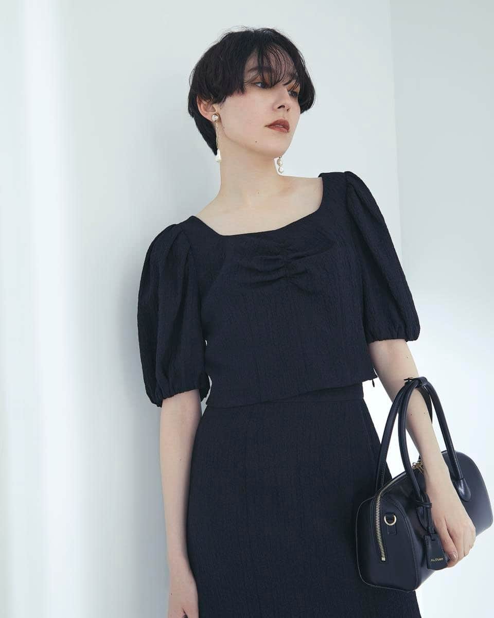 のインスタグラム：「. JILL STUART COLORED SUMMER  【Black】 女性らしいカッティングとボリュームスリーブがポイントのセットアップ。 黒ならモダンに大人っぽく着られます。  #JILLSTUART #ジルスチュアート #COLOREDSUMMER #COLOR #SUMMER #BLACK」