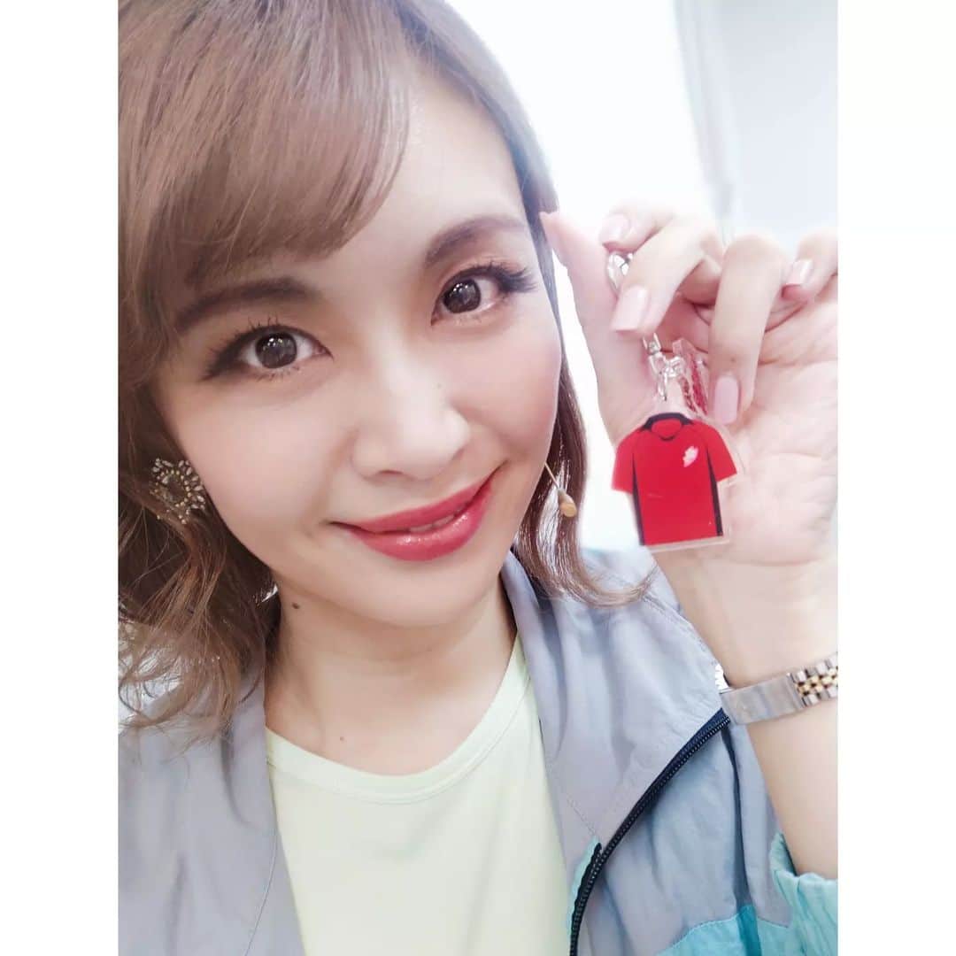 栗山絵美のインスタグラム：「#舞台GoForward は無事に初日が開き、怒涛の2公演×2日間を乗り越え、本日は休演日！  観に来てくれる俳優仲間達が、ラグビーを知らなくても楽しめたし、むしろラグビーに興味が湧いた！試合シーンが大迫力で良かった！ と嬉しい感想を伝えてくれるので、私も櫻木学院理事長としてめちゃくちゃ嬉しいのです！  普段ミュージカルしか観ないという方にも、是非とも観て欲しい作品です。 明日の20日18時30分公演はなんと！配信も行います！ 劇場へ行けないーという方も！ご自宅で楽しんで頂けたら嬉しいです、 アーカイブも残ります、配信のチケットの種類が細かく分かれているので、是非チェックして頂けたら幸いです！  物販では、私が理事長を務めます(役でね)、櫻木学院ラグビー部ユニフォームのアクリルキーホルダー(原作では実日子さんがデザインした設定なのですよ)や、各キャラクターのブロマイド等も販売しております、良かったら是非！ 私の貴重なブロマイドゲットしてくださいね、私は秘書役のモロ諸岡さんのブロマイド買いました、そしてちゃっかりサインも頂いちゃいました、モロさんが、槙枝が好きすぎる私です（笑）  とにかく！ 情熱を与えてくれ、物語を生きる度に、熱い想いにさせてくれる GoForward！に出会えて幸せです。 そして、芝居に没頭できる毎日が幸せ。  皆様も是非！劇場で、配信で！この情熱を体感して頂けたら嬉しいです。 21日にはトークショーにも出演します！  残り3公演！あぁ、もう寂しい。 明日からもお待ちしております🌸🏉」