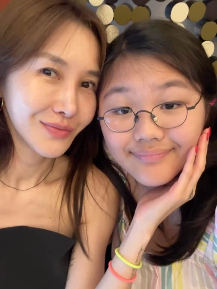ユン・ヘジンのインスタグラム：「둘이 있으믄 엄마테 애교도 부려주고 후니쓰도 정말 똑같이 해준다..................」