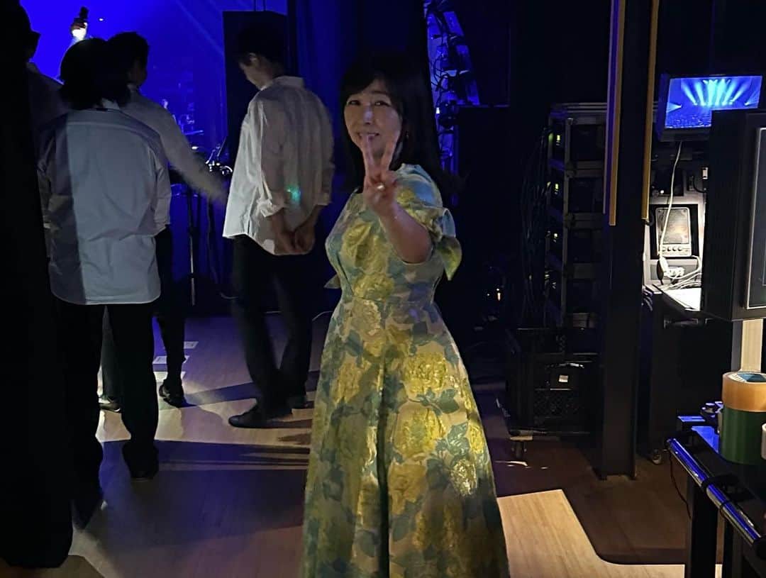 岡村孝子さんのインスタグラム写真 - (岡村孝子Instagram)「こんにちは。  6／16は T’sガーデン2023 東広島芸術文化ホールくらら大ホールでのコンサートでした。 とてもあたたかい笑顔と熱気に包まれながら楽しいひとときを過ごしました😊  (病気のため)4年越しになりましたが、みなさんとお会い出来て嬉しかった〜。  とても幸せな気持ちで最終日を迎えられて感謝の気持ちで一杯です。 ありがとうございました💕  あっという間にT’sガーデンツアー2023終わっちゃったなぁ・・・ 本当に楽しかった☺️  まだ体調も100%ではないけど体力をつけて気力が続く限り、たくさんの場所へ皆さんにお会いしに行きたいと思っています🍀  day1420」6月19日 15時08分 - okamuratakako_official