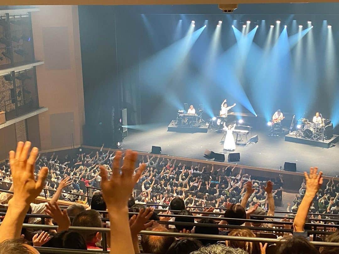 岡村孝子さんのインスタグラム写真 - (岡村孝子Instagram)「こんにちは。  6／16は T’sガーデン2023 東広島芸術文化ホールくらら大ホールでのコンサートでした。 とてもあたたかい笑顔と熱気に包まれながら楽しいひとときを過ごしました😊  (病気のため)4年越しになりましたが、みなさんとお会い出来て嬉しかった〜。  とても幸せな気持ちで最終日を迎えられて感謝の気持ちで一杯です。 ありがとうございました💕  あっという間にT’sガーデンツアー2023終わっちゃったなぁ・・・ 本当に楽しかった☺️  まだ体調も100%ではないけど体力をつけて気力が続く限り、たくさんの場所へ皆さんにお会いしに行きたいと思っています🍀  day1420」6月19日 15時08分 - okamuratakako_official