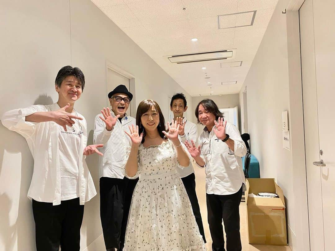 岡村孝子さんのインスタグラム写真 - (岡村孝子Instagram)「こんにちは。  6／16は T’sガーデン2023 東広島芸術文化ホールくらら大ホールでのコンサートでした。 とてもあたたかい笑顔と熱気に包まれながら楽しいひとときを過ごしました😊  (病気のため)4年越しになりましたが、みなさんとお会い出来て嬉しかった〜。  とても幸せな気持ちで最終日を迎えられて感謝の気持ちで一杯です。 ありがとうございました💕  あっという間にT’sガーデンツアー2023終わっちゃったなぁ・・・ 本当に楽しかった☺️  まだ体調も100%ではないけど体力をつけて気力が続く限り、たくさんの場所へ皆さんにお会いしに行きたいと思っています🍀  day1420」6月19日 15時08分 - okamuratakako_official