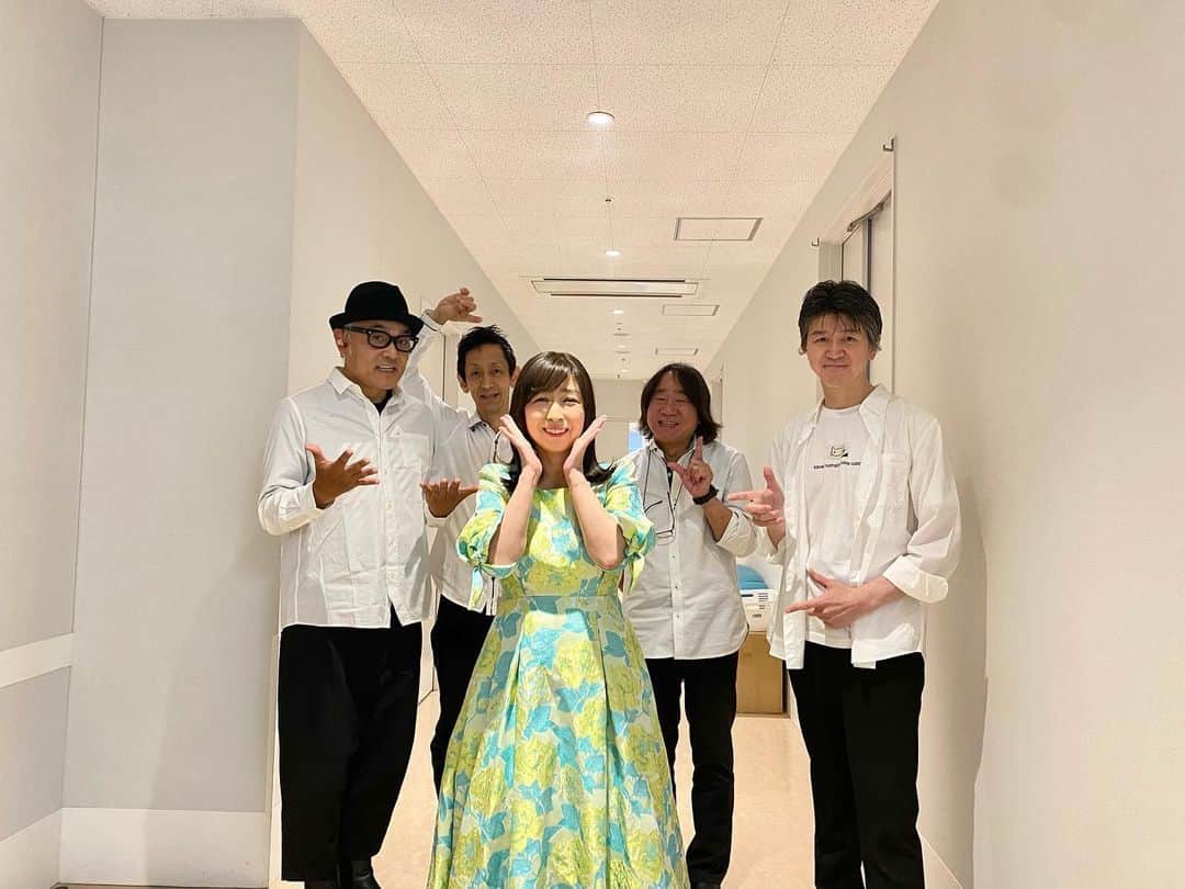 岡村孝子のインスタグラム：「こんにちは。  6／16は T’sガーデン2023 東広島芸術文化ホールくらら大ホールでのコンサートでした。 とてもあたたかい笑顔と熱気に包まれながら楽しいひとときを過ごしました😊  (病気のため)4年越しになりましたが、みなさんとお会い出来て嬉しかった〜。  とても幸せな気持ちで最終日を迎えられて感謝の気持ちで一杯です。 ありがとうございました💕  あっという間にT’sガーデンツアー2023終わっちゃったなぁ・・・ 本当に楽しかった☺️  まだ体調も100%ではないけど体力をつけて気力が続く限り、たくさんの場所へ皆さんにお会いしに行きたいと思っています🍀  day1420」