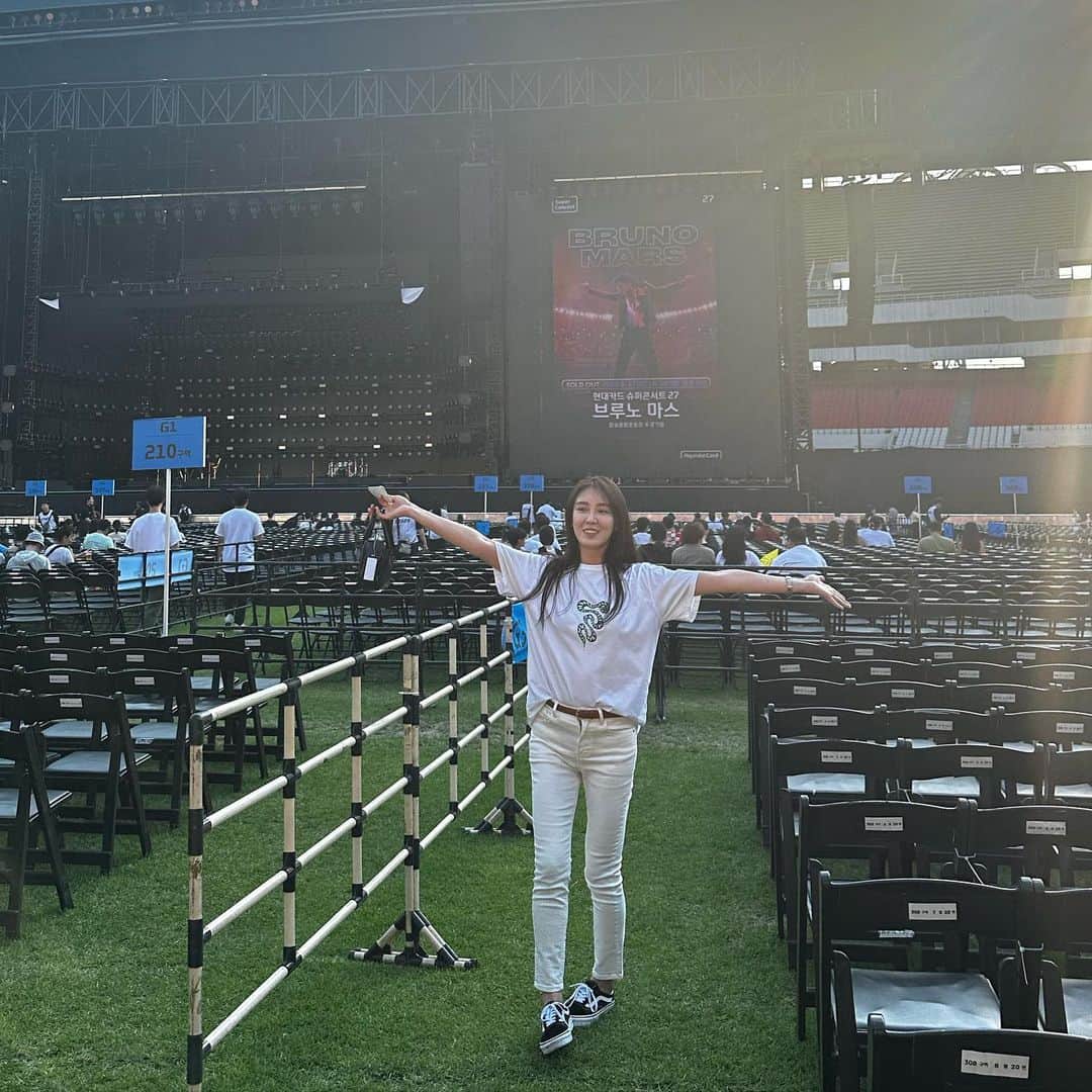 オ・ヨンギョン のインスタグラム：「Incredible night✨ love u bruno❤️ #brunomars #concert」