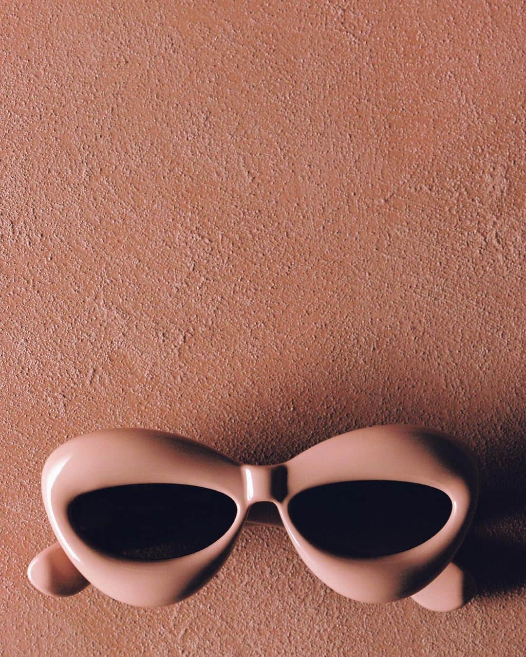 Loeweさんのインスタグラム写真 - (LoeweInstagram)「Inflated cateye sunglasses in nylon.  LOEWE Fall Winter 2023 precollection  loewe.com  #LOEWE #LOEWEsunglasses」6月19日 15時01分 - loewe