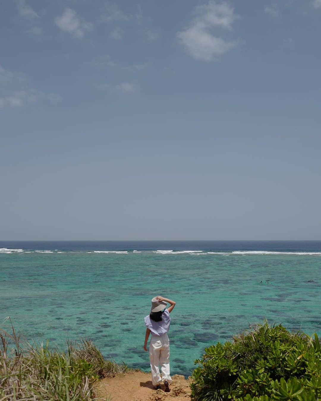 武智志穂さんのインスタグラム写真 - (武智志穂Instagram)「みなさんはこの夏休み どのようにして過ごす予定ですか？☀️🚙🌴  お仕事でしか沖縄に来たことがない わたしのマネージャーさん。 こんなにも他にはない魅力が 沢山詰まったところなのに 観光しないなんてもったいない！ ということで 時間を作ってもらって わたしのお気に入りの場所を 案内してみました🥰  心が洗われるような 青い海と青い空。  非日常な楽しさを味わえ 日頃の疲れを癒してくれる リゾートホテルステイ。  旅行中くらい ダイエットのことなんて忘れて 美味しい沖縄グルメに舌鼓。  日本一素敵な水族館だと思っている 美ら海水族館。 やっぱりここは何度来ても 新しい発見がある。  まだまだ案内したいところはあるんだけれど 残念ながら時間切れ。 それでもお天気にも恵まれ 大満足でした❣️と言って 大きな笑顔で帰って行ったマネージャーさん。 少しくらいは恩返しできたかな？😌  今だと全国旅行支援で お得に沖縄旅行ができますよ〜✈️ （※全国旅行支援の予算は なくなり次第終了です。） 是非、家族や気の置けない大切な人たちと 沖縄に遊びに来てください🏖️  #沖縄 #沖縄観光 #家族旅行 #沖縄観光スポット #沖縄グルメ #沖縄旅行 #沖縄旅 #okinawa #okinawanfoods #okinawatrip #okinawatravel」6月19日 15時02分 - shiho_takechi