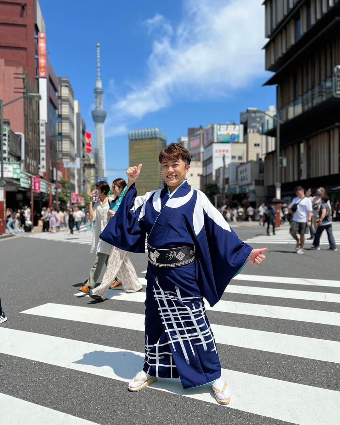 はやぶさのインスタグラム：「先日の浅草にて。 最高にいいお天気でスカイツリーもよく見えました‼︎ 海外からの方も多くいらして、浅草はとっても賑わっていました☆ 着物を着てまた浅草を歩きたいと思います‼︎  【EN】  The other day at Asakusa. It was a beautiful day and we could see the Skytree well. ‼︎ There were many people from overseas and Asakusa was very crowded. While wearing a kimono, I would like to walk around Asakusa again.!!  #はやぶさ #ヒカル #ヤマト #イベント #一日一枚  #写真  #hayabusa #hikaru #yamato #event  #picstory  #picstagram #photooftheday  #photogram  #hayabusadiary  #はやぶさの日記  #fotohariini #浅草 #asakusa  #着物  #日本の観光地」