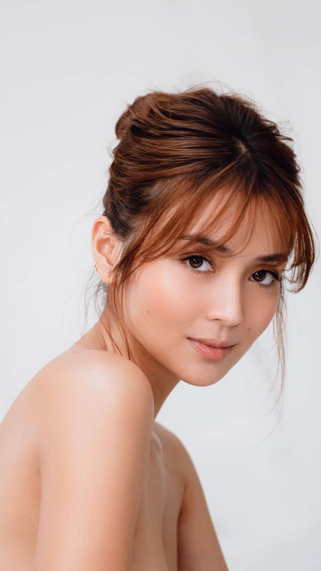 Kathryn Bernardoのインスタグラム：「Have you discovered your Fresh match yet?🤍  Unveil brighter, smoother, and glowing skin with the best body care combo from @fresh_philippines. Just pair the Body Lotions with the Moisturizing Cream & Spa Salt Scrubs!  Choose among: ✨ Jeju Aloe Ice for treating body acne and minimizing pores ✨ ‍Tomato Glass Skin for brightening and hydrating the skin ✨ ‍Milk White Glutaboost for evening out skin tone  Exclusively available at @watsonsph stores nationwide!」