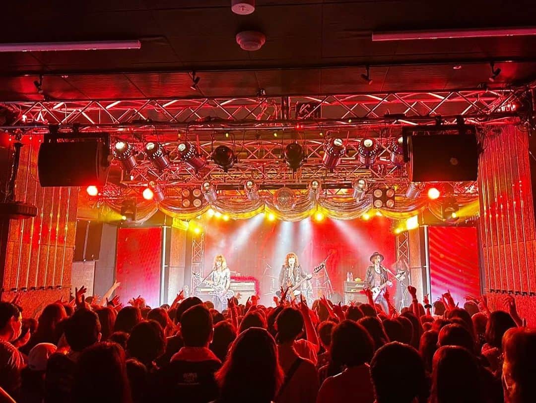 広瀬"HEESEY"洋一さんのインスタグラム写真 - (広瀬"HEESEY"洋一Instagram)「昨日は、HEESEY WITH DUDES 20th Anniversary Live with TYO YEARS‘23 ＠東京・赤羽ReNY Alphaでした。 御来場くださったミナサマ、どうもありがとうございました。 どちらのバンドもサイコーなステージになりました。オーディエンスの愛に溢れたピースフルなフロアが、鮮やかに記憶に刻まれました。 画像は終演直後の楽屋カンパイ。 そして、それぞれのライヴショット。 ソールドアウトになってますが、次回は7/1＠大阪・梅田ZEELA。 5人の仲間達と“サイコー”を更新しようと思います。御来場予定のミナサマ、お楽しみに!!」6月19日 15時06分 - heesey0419