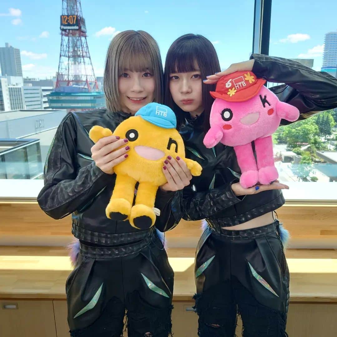 北海道テレビ「イチオシ！モーニング」さんのインスタグラム写真 - (北海道テレビ「イチオシ！モーニング」Instagram)「6/20（火）の #イチモニ  エンタメの #モニ推し コーナーでは いま人気急上昇中の #WACK 所属７人組グループ『ASP』をご紹介します🫡  双子のメンバーである 姉：マチルダー・ツインズ 妹：ウォンカー・ツインズ のお二人にお話しを聞きました🎶  不思議な雰囲気を纏った姉妹でしたが、北海道に関する話もいっぱい聞けました🍃  お楽しみに❗  #ASP #マチルダーツインズ #ウォンカーツインズ #DELiCiOUSViCiOUS #双子」6月19日 15時07分 - htb_ichimoni