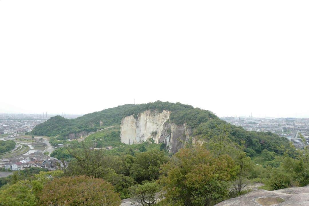 行方 久子 Hisako Namekataのインスタグラム：「. 少し前に訪れた生石神社からの景色。  日本三景ではなく日本三奇のうちの1つでもある生石神社の御神体は 石の宝殿と呼ばれる500トンもある巨大な石造物、しかも浮いてる⁉︎  写真がうまく撮れなかったから #石の宝殿 からどうぞ。  閑静な住宅街の裏山にひっそりと佇んでいているところも 謎が深まるし、ロマンがある🐼」
