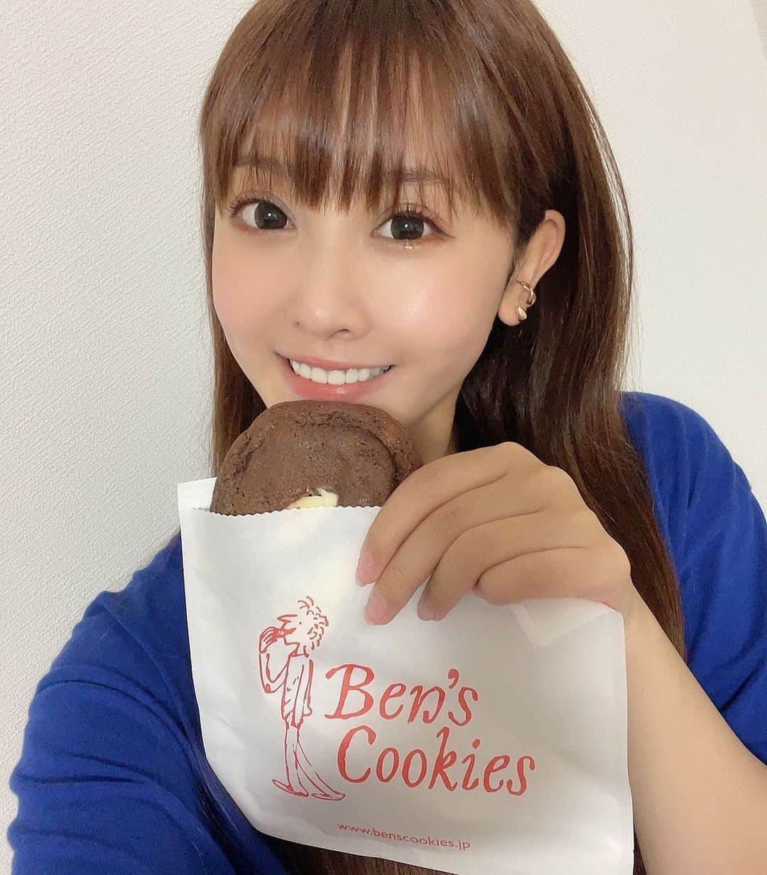 山本ひかるのインスタグラム：「最近ハマってるクッキー🍪 チョコがゴロゴロいーっっぱい入ってて、チョコ好きにはたまらない(๑♡∀♡๑) #benscookies #自由が丘 #cookies #クッキー #🍪」