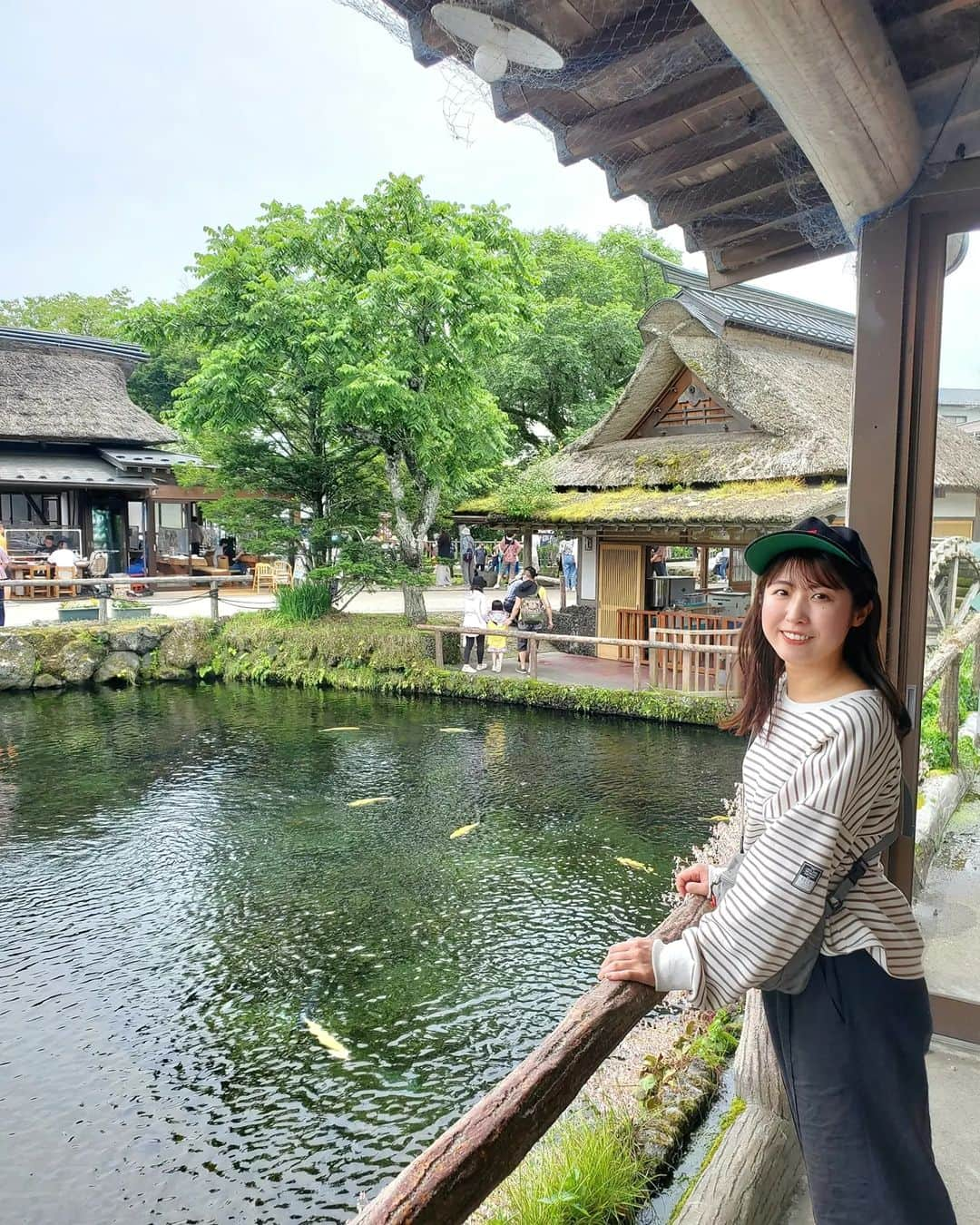 小谷津友里さんのインスタグラム写真 - (小谷津友里Instagram)「世界遺産 富士山🗻の構成資産の一部である忍野八海へ🚶 前から行きたかったの☺️💗  忍野湖が涸れた後、 富士山の伏流水に水源を発する湧水池がいくつか残った その代表的な湧水池が忍野八海😌  水の透明度が高く、青色が本当に綺麗😍✨️ 池の中を泳いでいる魚がよく見えたよ🐟️ なんだか神秘的だね～！  茅葺屋根や水車があって 昔ながらの雰囲気にほっこり🌿 忍野村と富士山が共演した景色は絵葉書みたいに美しい☺️  禊として富士の雪解け水に手を３０秒間つけられる場所があったよ😳これ、すごく冷たかった🥶 ２０秒くらいで手がキンキンに冷えて３０秒が長く感じたよ🤣  ペットボトルに水を汲んで持ち帰ることもできるみたい！ 富士山の雪解け水数は数十年の歳月をかけてろ過され、澄みきった水になるそう❄️  🍡  お土産や食べ歩きフードも村の中にたくさん😋 食べたのは磯揚げ丸天のチーズ棒と池本名物草餅😋  チーズ棒は中央にとろっとしたチーズがはいっていて食べ応えあり🙆 草餅は売店内で作りたて、焼きたて 忍野八海の湧き水を使って作っているそう☺️  国内の他の世界遺産もまた見に行きたい🚶  #忍野八海 #忍野 #富士山 #山梨 #山梨観光 #自然 #日本名水百選 #世界遺産 #世界遺産検定 #世界遺産検定1級  #池 #絶景 #昔ながら #村 #雪解け水 #湧き水 #天然記念物 #山梨グルメ #忍野八海グルメ #国内旅行 #旅行 #こやゆり旅 #こやゆりフード」6月19日 18時55分 - yurikoyatsu