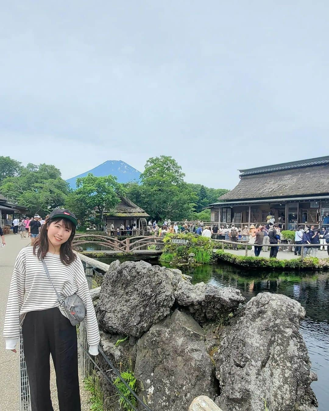 小谷津友里さんのインスタグラム写真 - (小谷津友里Instagram)「世界遺産 富士山🗻の構成資産の一部である忍野八海へ🚶 前から行きたかったの☺️💗  忍野湖が涸れた後、 富士山の伏流水に水源を発する湧水池がいくつか残った その代表的な湧水池が忍野八海😌  水の透明度が高く、青色が本当に綺麗😍✨️ 池の中を泳いでいる魚がよく見えたよ🐟️ なんだか神秘的だね～！  茅葺屋根や水車があって 昔ながらの雰囲気にほっこり🌿 忍野村と富士山が共演した景色は絵葉書みたいに美しい☺️  禊として富士の雪解け水に手を３０秒間つけられる場所があったよ😳これ、すごく冷たかった🥶 ２０秒くらいで手がキンキンに冷えて３０秒が長く感じたよ🤣  ペットボトルに水を汲んで持ち帰ることもできるみたい！ 富士山の雪解け水数は数十年の歳月をかけてろ過され、澄みきった水になるそう❄️  🍡  お土産や食べ歩きフードも村の中にたくさん😋 食べたのは磯揚げ丸天のチーズ棒と池本名物草餅😋  チーズ棒は中央にとろっとしたチーズがはいっていて食べ応えあり🙆 草餅は売店内で作りたて、焼きたて 忍野八海の湧き水を使って作っているそう☺️  国内の他の世界遺産もまた見に行きたい🚶  #忍野八海 #忍野 #富士山 #山梨 #山梨観光 #自然 #日本名水百選 #世界遺産 #世界遺産検定 #世界遺産検定1級  #池 #絶景 #昔ながら #村 #雪解け水 #湧き水 #天然記念物 #山梨グルメ #忍野八海グルメ #国内旅行 #旅行 #こやゆり旅 #こやゆりフード」6月19日 18時55分 - yurikoyatsu