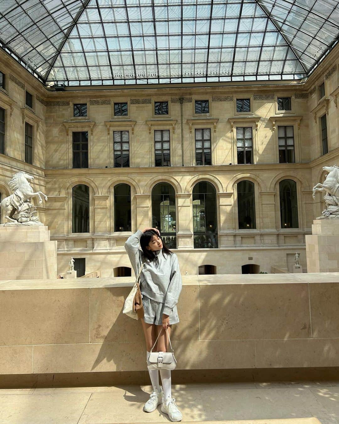 のインスタグラム：「とにかくアートにあふれた街 あと写真が多すぎて何から載せていいのかわからないの巻😵‍💫😵‍💫 　 Parisのルーヴル美術館とAmsterdamのゴッホ展に行きました!! 海外の美術館行くのこう見えて初なんです(何がこう見えて)) 　 前半オシャレに決めてこ!!と意気込んでいたけど最終的にNIKEのジャージで全て完結〜〜これが1番なのよ🫠☑️」