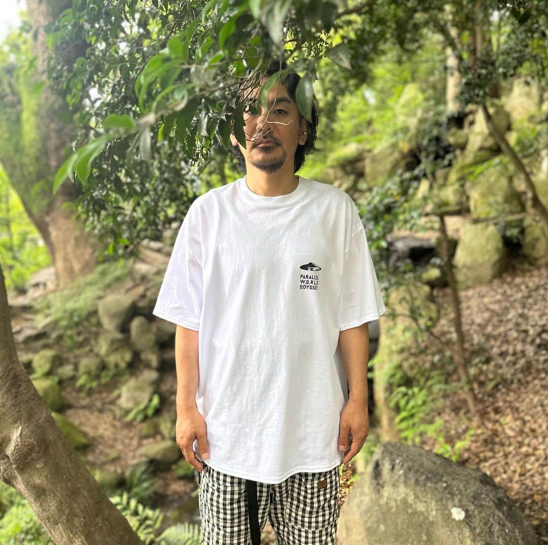 三田真一さんのインスタグラム写真 - (三田真一Instagram)「mitershinichi Release 6/20(THU) 12:00 ~  "Parallel World Odyssey"  Graphic S/S TEE  @i_need_you_baby_jp  時間軸も創造力も超えて楽しくなるデザイン。 映像ディレクター、アートディレクター田中 裕介氏の手掛ける、前シーズンでも好評だった“Parallel World Odyssey”をテーマに別世界、宇宙といった遊び心あるグラフィックを落とし込んだショート スリーブTEE。  SIZE) SIMIL [COLOR WHITE/BLACK 【販売先】 https://www.freaksstore.com/category/2_INEEDYOUBABY/ (こちらから商品ページをご覧頂けます） @tnkusk  @i_need_you_baby_jp  @freaksstore_online  @freaksstore_official」6月19日 15時35分 - mitershinichi