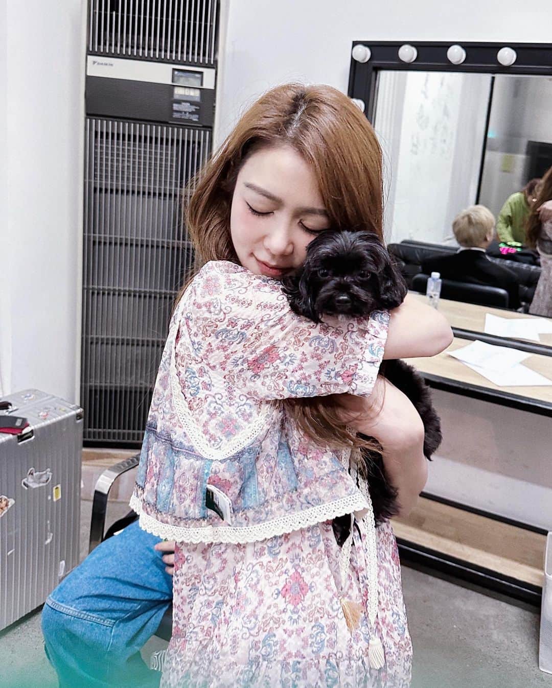 フィオナ・シットのインスタグラム：「Taking care of my friend’s dog , but I am so in love with this one 😍🥹🥹🥹🥹」