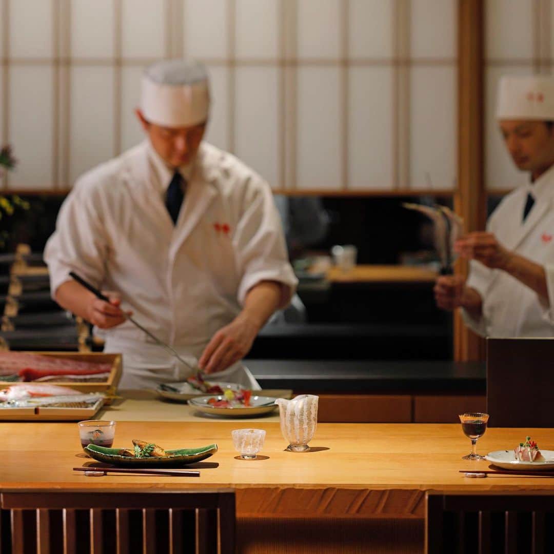 hotel nikko kanazawa ホテル日航金沢さんのインスタグラム写真 - (hotel nikko kanazawa ホテル日航金沢Instagram)「\\6階「弁慶」炉端焼カウンターのご紹介// . 日本料理「弁慶」には 繊細な会席料理を楽しむテーブル席の他、 寿司、炉端焼、割烹のカウンターがあり、  その時の気分や用途にあわせて ご利用いただける さまざまなコース料理をご用意しています🥢✨  炉端焼カウンターでは、  夏野菜をはじめ、 蝦夷鮑や雲丹、才巻海老などを 目の前で揚げる 天婦羅を楽しむ会席料理や  地元ブランド牛『能登牛』や 黒毛和牛をメインにした 会席料理などをご提供中😌  料理人との会話も楽しみながら、 目の前で手際よく仕上げられる料理の数々を ご堪能ください🍀 . . なお、炉端焼カウンターでは 事前予約でワンドリンクをプレゼントする コースもあるので、 ぜひ一度ご確認くださいね🎁  *************************************** このアカウントでは、 ホテル日航金沢の最新情報や新メニュー、 イベント情報などを発信していきます。  ぜひフォローをお願いいたします💕  【ホテル日航金沢】▶︎ @hotelnikkokanazawa 【ウェディング】　▶︎ @hotelnikkokanazawa_wedding  ***************************************  #ホテル日航金沢 #弁慶 #炉端焼 #金沢グルメ」6月19日 15時35分 - hotelnikkokanazawa