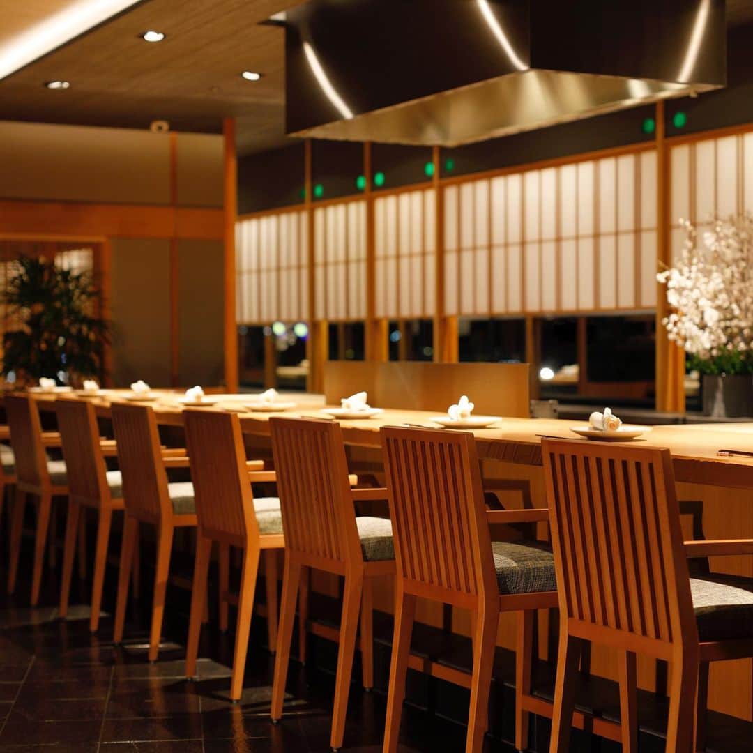 hotel nikko kanazawa ホテル日航金沢さんのインスタグラム写真 - (hotel nikko kanazawa ホテル日航金沢Instagram)「\\6階「弁慶」炉端焼カウンターのご紹介// . 日本料理「弁慶」には 繊細な会席料理を楽しむテーブル席の他、 寿司、炉端焼、割烹のカウンターがあり、  その時の気分や用途にあわせて ご利用いただける さまざまなコース料理をご用意しています🥢✨  炉端焼カウンターでは、  夏野菜をはじめ、 蝦夷鮑や雲丹、才巻海老などを 目の前で揚げる 天婦羅を楽しむ会席料理や  地元ブランド牛『能登牛』や 黒毛和牛をメインにした 会席料理などをご提供中😌  料理人との会話も楽しみながら、 目の前で手際よく仕上げられる料理の数々を ご堪能ください🍀 . . なお、炉端焼カウンターでは 事前予約でワンドリンクをプレゼントする コースもあるので、 ぜひ一度ご確認くださいね🎁  *************************************** このアカウントでは、 ホテル日航金沢の最新情報や新メニュー、 イベント情報などを発信していきます。  ぜひフォローをお願いいたします💕  【ホテル日航金沢】▶︎ @hotelnikkokanazawa 【ウェディング】　▶︎ @hotelnikkokanazawa_wedding  ***************************************  #ホテル日航金沢 #弁慶 #炉端焼 #金沢グルメ」6月19日 15時35分 - hotelnikkokanazawa