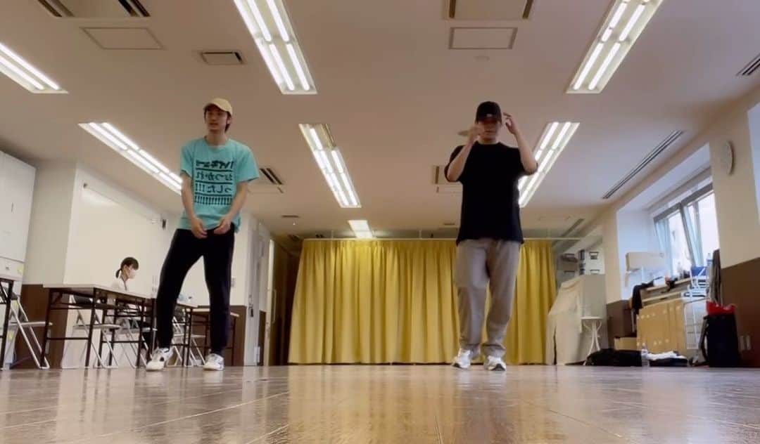 中谷優心のインスタグラム：「今日も踊りました。  動くと気持ちがいいものですね。  ※ダイエット中なのでチラ見えしてるお腹の事は弄らないでください。」