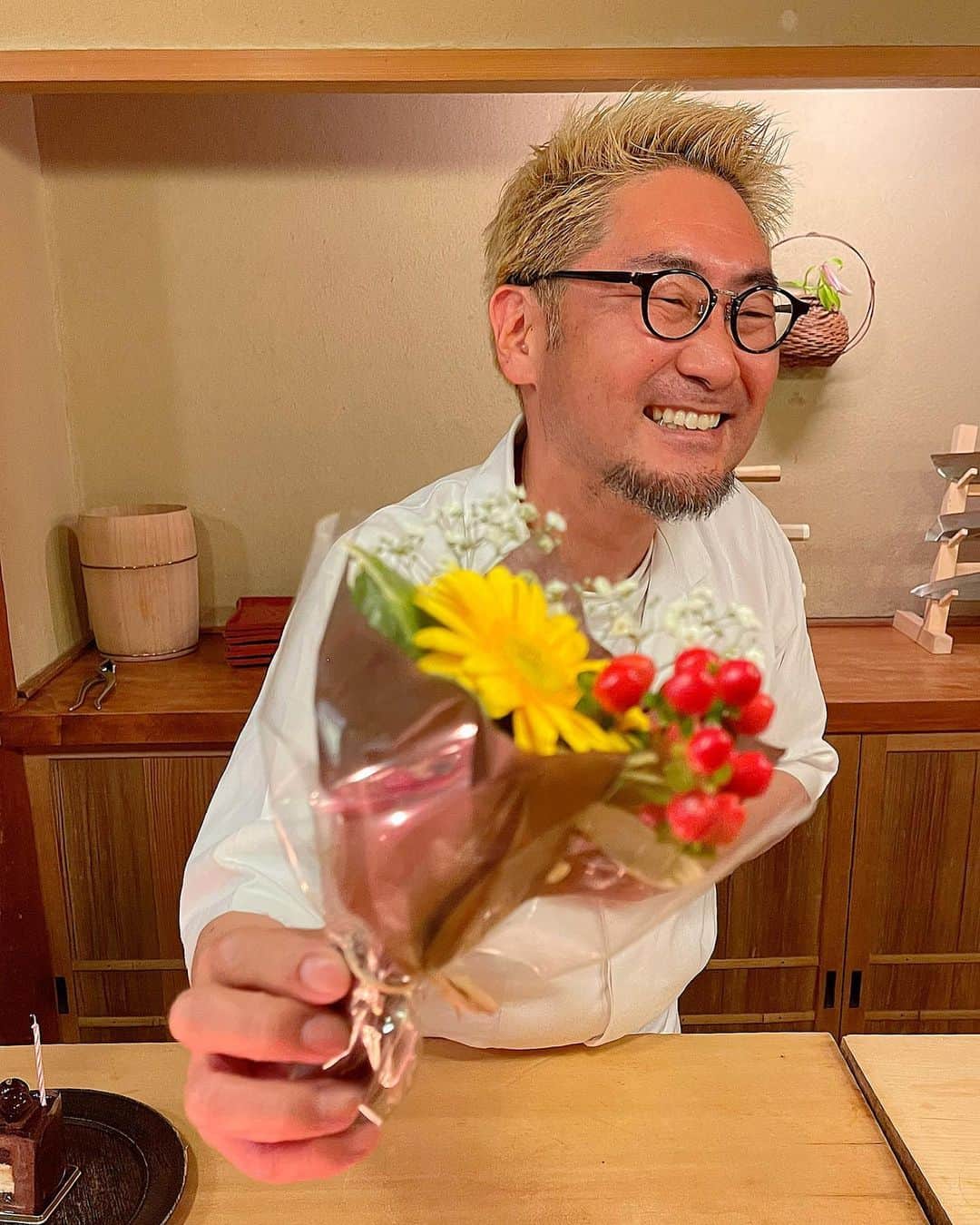 百合華さんのインスタグラム写真 - (百合華Instagram)「京都祇園にある超予約困難なミシュラン二つ星の和食割烹『祇園 大渡』にてお祝いディナータイム③🎂✨💕  お食事後に大将＆お弟子さんやお客様方から百合譁のお誕生日をお祝いしていただきました✨✨✨  #なんともうれしいプレゼント   #お誕生日サプライズありがとうございました   大将から可愛いブーケをプレゼントして頂きしあわせの極みで御座います💝  #可愛いブーケはテンションあがる   #幸せの瞬間をみんなで一緒に過ごせて嬉しい   #japan #日本 #kyoto  #京都 #祇園街 #京都祇園 #祇園ディナー #michelin2stars  #ミシュラン二つ星  #日本料理の名店  #超予約困難店  #祇園大渡 #お祝い #お誕生日会  #お祝いディナー  #素敵なプレゼント #大将の優しい笑顔か最高 #お誕生日のお祝いディナー  #おもてなしの心を学ぶ  #うれしいサプライズ  #料理人の心 #美食 #美食家」6月19日 15時31分 - yurika.lovelily