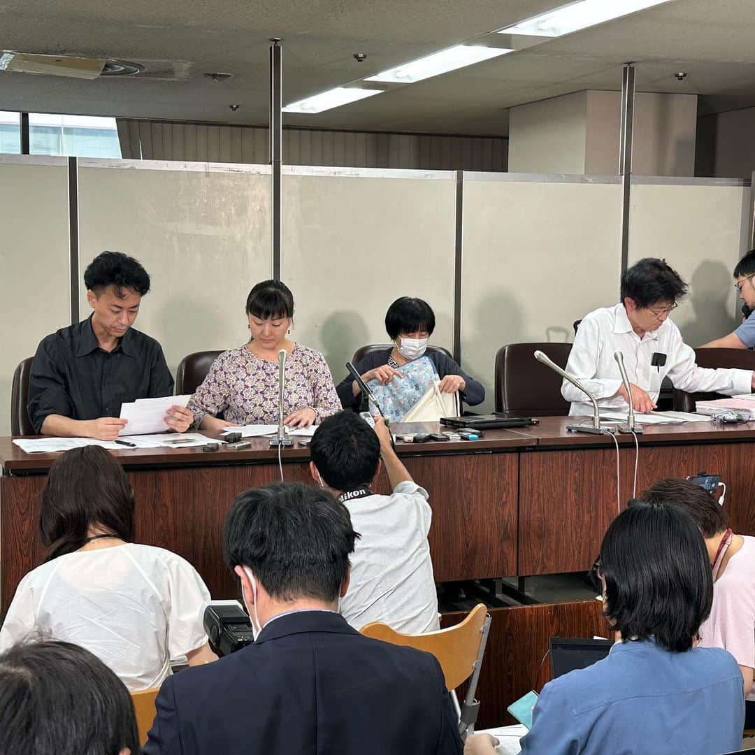 津田大介のインスタグラム：「安田菜津紀さんへの差別書き込みで賠償命令が出た件についての記者会見来ました。司法記者クラブは記者席満席で立ち見も多数。」