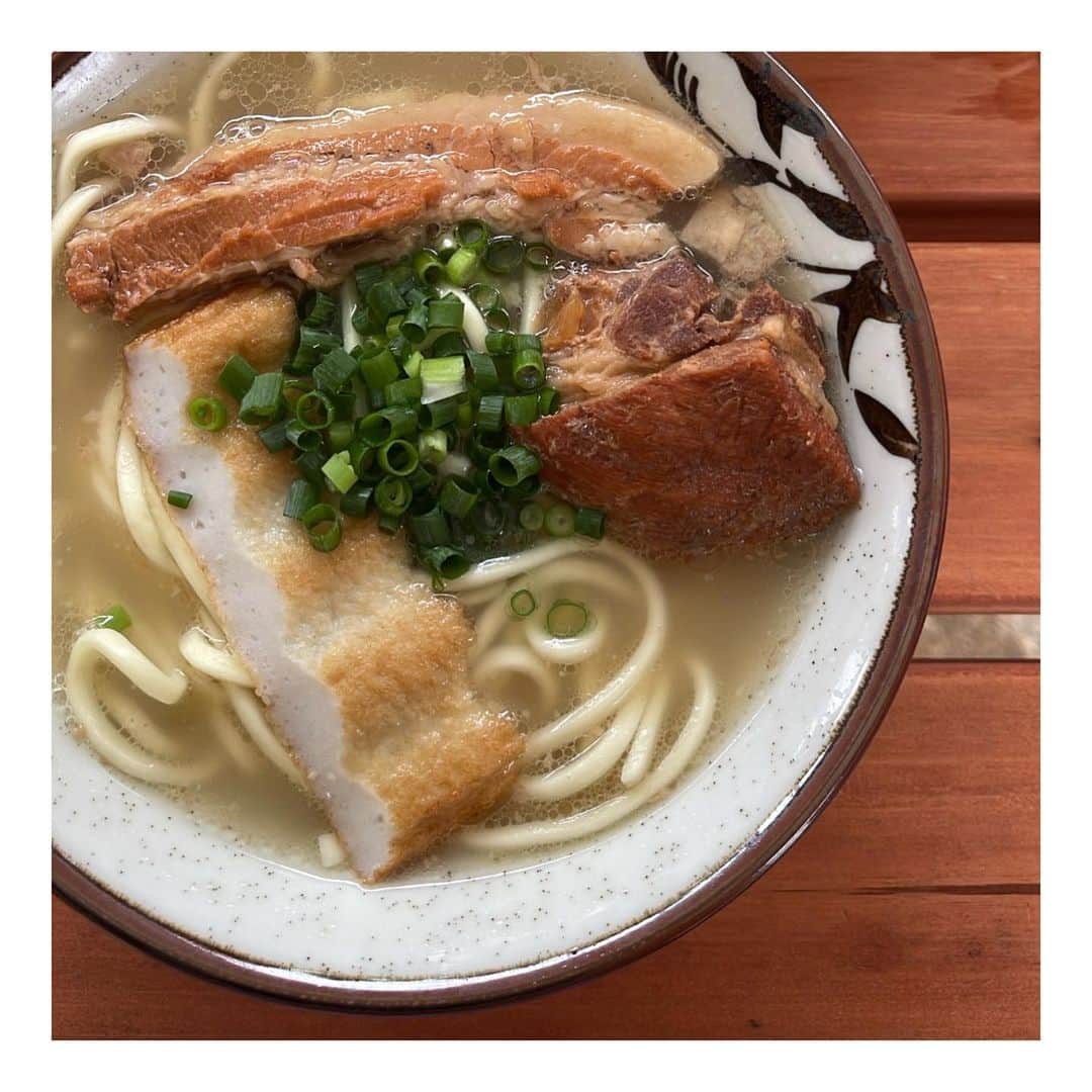 松葉愛海のインスタグラム：「何回食べても大好きなソーキそば🍜  旅行中は好きな物好きなだけ食べる✨  で帰ってきたらまた減量再開🏋🏼‍♂️」