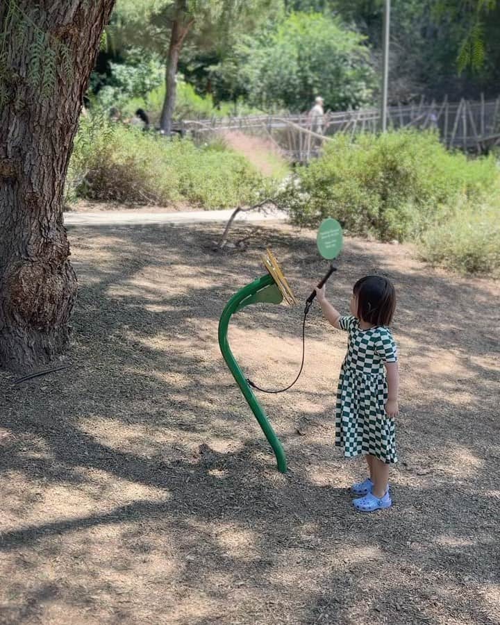 三苫愛のインスタグラム：「Father's Day だった今日はワンオペママ組3人で6人を連れて遊びまくりました。お友達に聞いてずっと言ってみたかった @kidspacemuseum に行ったら思いのほか広くてめちゃくちゃ遊べる！そのあとお友達の家にお邪魔してプールに入ったのですがそれも楽しすぎたみたいで、極めつけはハクが望んでたホットドッグ🌭を食べに。最後はハクミフと3人ディナーでしたが大満足の1日だったはず、、。 ワンオペで朝激おこになったりしたけど私も楽しい1日でした🥹 @mjsari @mayukiuchi113 1日ありがとー🫶🏻#ワンオペ週末」