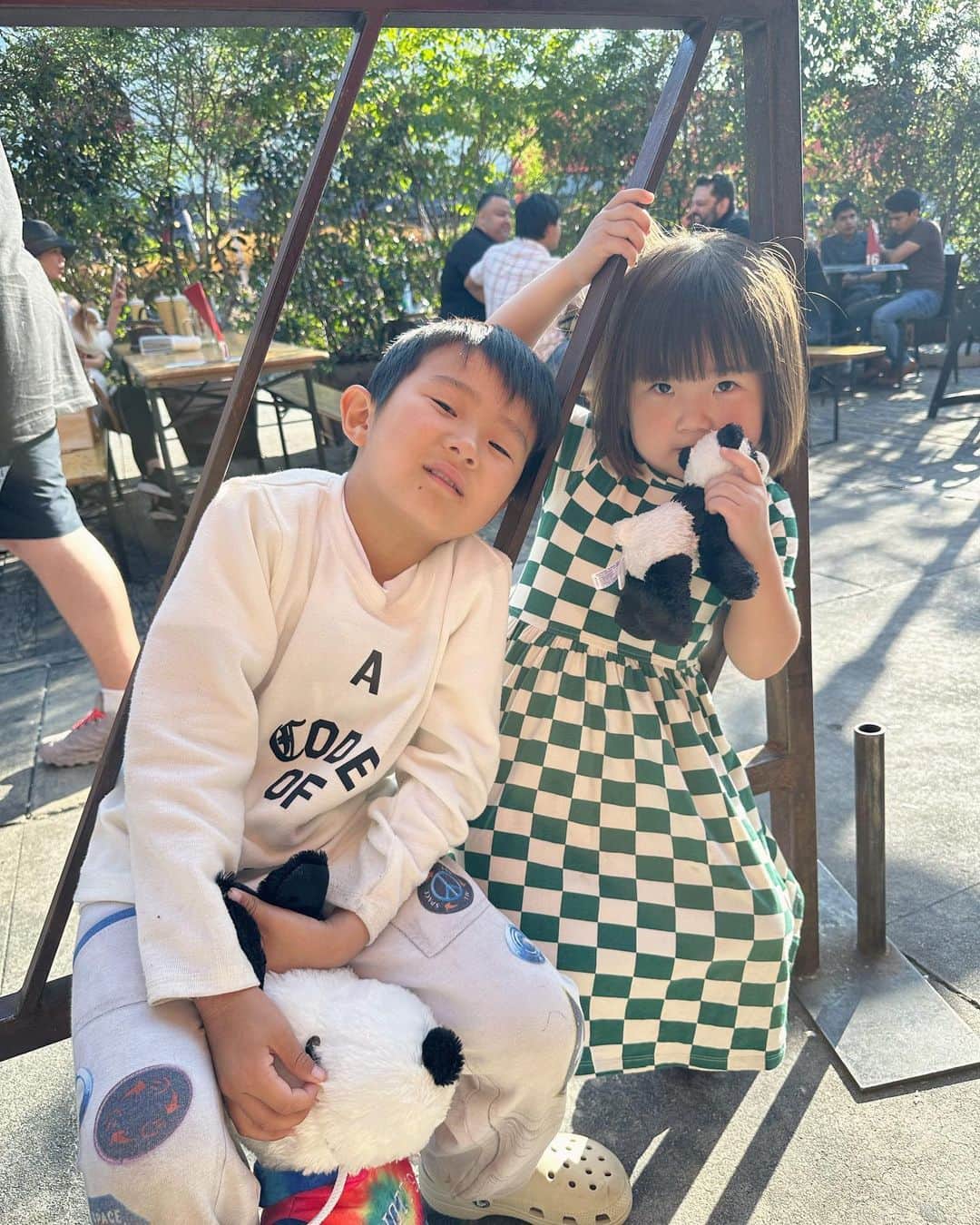 三苫愛さんのインスタグラム写真 - (三苫愛Instagram)「Father's Day だった今日はワンオペママ組3人で6人を連れて遊びまくりました。お友達に聞いてずっと言ってみたかった @kidspacemuseum に行ったら思いのほか広くてめちゃくちゃ遊べる！そのあとお友達の家にお邪魔してプールに入ったのですがそれも楽しすぎたみたいで、極めつけはハクが望んでたホットドッグ🌭を食べに。最後はハクミフと3人ディナーでしたが大満足の1日だったはず、、。 ワンオペで朝激おこになったりしたけど私も楽しい1日でした🥹 @mjsari @mayukiuchi113 1日ありがとー🫶🏻#ワンオペ週末」6月19日 15時37分 - ai_mitoma