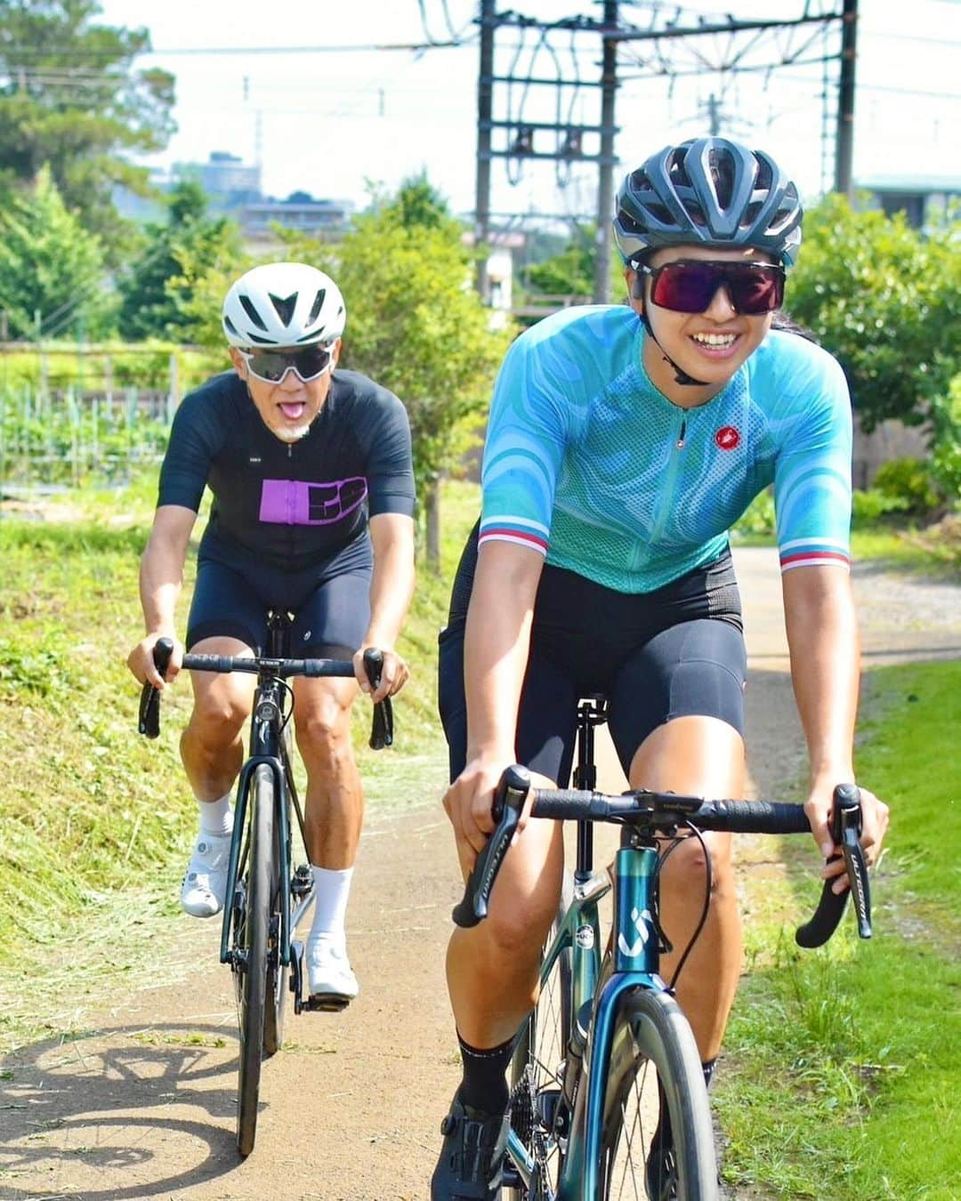 平良エレアのインスタグラム：「昨日はコミュニティライドで93km🚴‍♀️  裏尾根幹を走ってARMANDOでモーニング食べて ヤノクロでクリームソーダ飲んできた💙  裏をちゃんと走るのはほぼ初✌️ 新しい場所を走るの楽しいしワクワクするね💓  気付いたら夏に向けて気温がどんどん上がって 日向にいると汗だく🌞💦 高温多湿の時期はジャージ選び大事だね✨  #ロードバイク女子 #ロードバイク #roadbike #cycling #자전거 #로드 #cyclistlife #cyclinglife #cyclist #cyclinglifestyle #instacycle #instacycling  #LivCOMMITTED #わたしとLiv #LivJP」