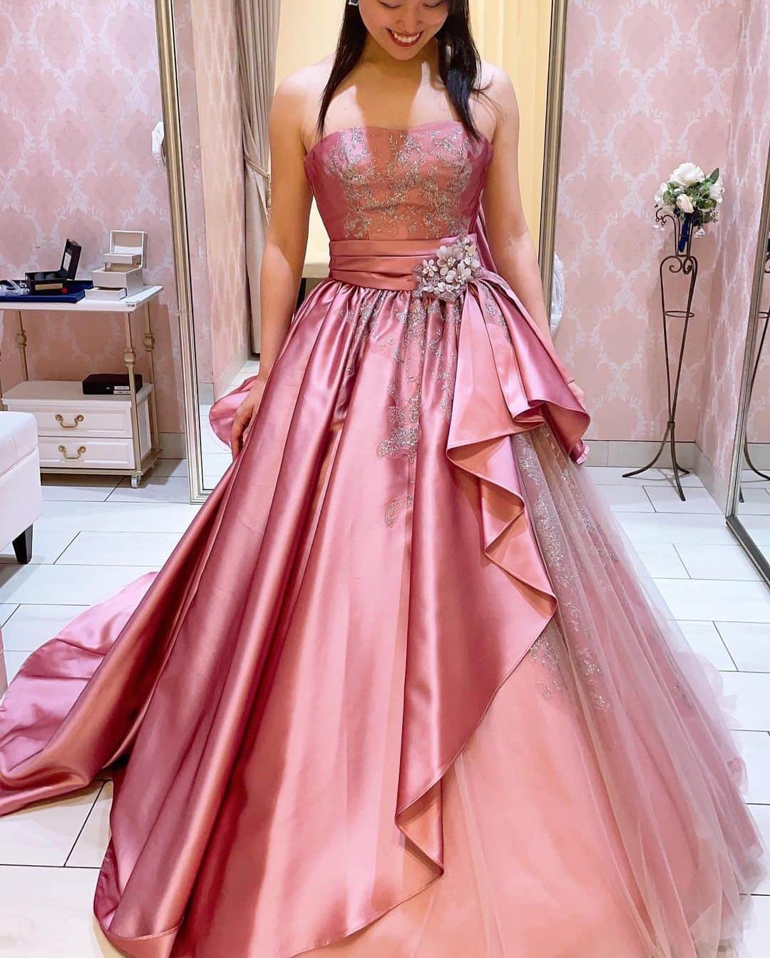 ♡プラコレWedding·⋆*さんのインスタグラム写真 - (♡プラコレWedding·⋆*Instagram)「. @placole_dressy【#DRESSY花嫁 】 【#プラコレ】をつけて投稿&フォローしてね♩ . ＝＝＝＝＝＝＝ . 憧れのピンクドレスは1度は着てみたい💗 ピンクとはいえ様々な色が✨ くすみ系ピンク、鮮やかなピンク あなたはどれがお好きですか？？  グリッターや装飾が入るとより華やかに💫 . ＝＝＝＝＝＝＝＝ 👗photo by... @saori_journal さま @ponnana_2024_winter さま @haruka.yorume.machinaka さま @a_wedding_521 さま @y_tgwd さま ＝＝＝＝＝＝＝＝ . 『#DRESSY花嫁』『#プラコレ』の ハッシュタグをつけて写真をUPしてね✦ 花嫁アプリ『DRESSY by プラコレ』の 記事に掲載＆リグラムされるかも♩ . みなさまからのいいねや保存 コメントをお待ちしています♥️ 「このウェディングドレス可愛い！」 「ヘアスタイルも気になる！！」 「今の花嫁さんの流行りは！？」etc. . ＝＝＝＝＝＝＝＝ 花嫁アプリでは、 プロのアドバイザーに結婚式の相談を何度でも♡ ウェディングドレスの記事や、 自分のウェディングレポを残せちゃう♡” . >>>TOPのURLからcheck ⋈ @placole_dressy >>>結婚のご相談は プラコレウェディングアドバイザーへ♡ @wedding_adviser >>>ウェディングレポを残したいなら、 farny by プラコレをcheck ✎ @farny_wedding >>>花嫁準備に欠かせないアイテムをお探しなら placole & dressy Beauty をcheck ❁ @dressy_beauty_ >>>素敵なドレスに出会いたい花嫁さま♡ @dressyonline_をcheck >>>おしゃれなファミリーフォトは ドレシーベイビーをcheck 𓏸 @dressy.baby >>>鎌倉にOPEN”お花とドレスと紅茶のカフェ” @dressyroom_teaをcheck𓌉𓇋 . ＝＝＝＝＝＝＝＝＝＝＝＝＝＝＝＝ . #プレ花嫁 #卒花 #花嫁 #卒花嫁 #結婚 #結婚式 #試着レポ #farnyレポ #2023秋婚 #2023冬婚 #2024春婚 #2024夏婚 #カラードレス試着 #ドレス試着 #ドレス試着レポ #ドレス選び #カラードレス #カラードレス迷子 #ウェディングドレス #ドレス迷子 #ドレスフォト #ウェディングフォト #新作ドレス #オフショルドレス #ピンクドレス #グリッタードレス」6月19日 15時40分 - placole_dressy