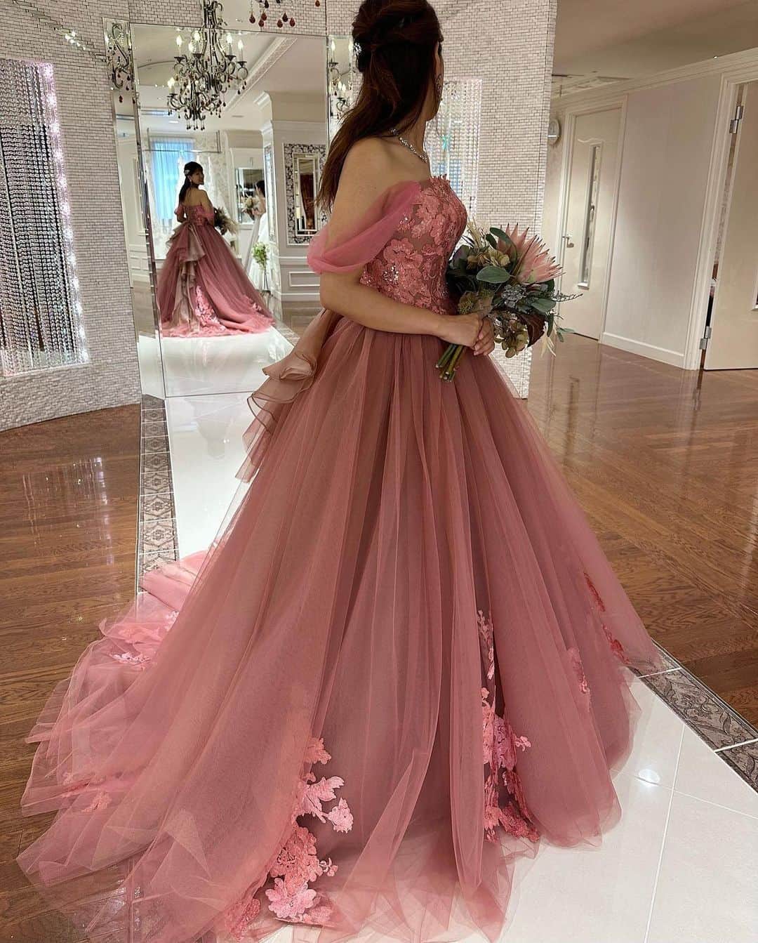 ♡プラコレWedding·⋆*さんのインスタグラム写真 - (♡プラコレWedding·⋆*Instagram)「. @placole_dressy【#DRESSY花嫁 】 【#プラコレ】をつけて投稿&フォローしてね♩ . ＝＝＝＝＝＝＝ . 憧れのピンクドレスは1度は着てみたい💗 ピンクとはいえ様々な色が✨ くすみ系ピンク、鮮やかなピンク あなたはどれがお好きですか？？  グリッターや装飾が入るとより華やかに💫 . ＝＝＝＝＝＝＝＝ 👗photo by... @saori_journal さま @ponnana_2024_winter さま @haruka.yorume.machinaka さま @a_wedding_521 さま @y_tgwd さま ＝＝＝＝＝＝＝＝ . 『#DRESSY花嫁』『#プラコレ』の ハッシュタグをつけて写真をUPしてね✦ 花嫁アプリ『DRESSY by プラコレ』の 記事に掲載＆リグラムされるかも♩ . みなさまからのいいねや保存 コメントをお待ちしています♥️ 「このウェディングドレス可愛い！」 「ヘアスタイルも気になる！！」 「今の花嫁さんの流行りは！？」etc. . ＝＝＝＝＝＝＝＝ 花嫁アプリでは、 プロのアドバイザーに結婚式の相談を何度でも♡ ウェディングドレスの記事や、 自分のウェディングレポを残せちゃう♡” . >>>TOPのURLからcheck ⋈ @placole_dressy >>>結婚のご相談は プラコレウェディングアドバイザーへ♡ @wedding_adviser >>>ウェディングレポを残したいなら、 farny by プラコレをcheck ✎ @farny_wedding >>>花嫁準備に欠かせないアイテムをお探しなら placole & dressy Beauty をcheck ❁ @dressy_beauty_ >>>素敵なドレスに出会いたい花嫁さま♡ @dressyonline_をcheck >>>おしゃれなファミリーフォトは ドレシーベイビーをcheck 𓏸 @dressy.baby >>>鎌倉にOPEN”お花とドレスと紅茶のカフェ” @dressyroom_teaをcheck𓌉𓇋 . ＝＝＝＝＝＝＝＝＝＝＝＝＝＝＝＝ . #プレ花嫁 #卒花 #花嫁 #卒花嫁 #結婚 #結婚式 #試着レポ #farnyレポ #2023秋婚 #2023冬婚 #2024春婚 #2024夏婚 #カラードレス試着 #ドレス試着 #ドレス試着レポ #ドレス選び #カラードレス #カラードレス迷子 #ウェディングドレス #ドレス迷子 #ドレスフォト #ウェディングフォト #新作ドレス #オフショルドレス #ピンクドレス #グリッタードレス」6月19日 15時40分 - placole_dressy
