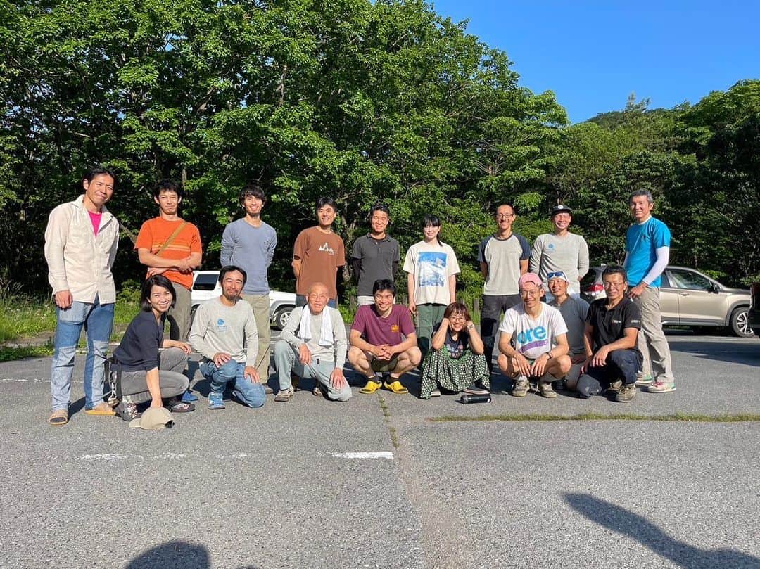安間佐千のインスタグラム：「JFA(日本フリークライミング協会)のリボルト職人認定講習会に参加してきました。僕はリボルトや開拓を以前から経験してきて、その作業が複雑で難しいことを常々感じていました。岩質や形状、施工するボルトや溶剤、道具、ルートの内容等を理解し、的確な作業を行う必要があるからです。更には地権者の許可、地元自治会の理解、ローカルクライマーの理解等も必要になります。  多くの開拓者同様に、僕は直接伝授的にボルト施工やリボルトを学んできました。しかし人の命に関わることですから、リボルトを専門に請け負うJFAより一から学んでみようと思いました。今回の素敵な機会を与えてくれ、基礎知識を叩き込んでくれた @mameo_512 、そして現場でサポートしてくださったJFAの方々やリボルト職人の皆様、ありがとうございました。  リボルトにおいて知識は最低条件として身につけ、そこからの経験が重要だと思います。継続的にお手伝いさせていただきながら、学んでいこうと思います。  リボルト職人C級合格しました🫡  I participated in the JFA (Japan Free Climbing Association) Rebolt Artisan Certification Course. I have been involved in rebolting and pioneering for a long time and have always felt that the work is complicated and difficult. Because it requires understanding the rock quality and shape, the bolts and solvents to be used, tool, and route itself, in order to perform the work properly. In addition, permission from the landowner, the understanding of the local community association, and the understanding of local climbers are also necessary.  Like many pioneers, I learned bolting and rebolting by direct instruction. However, since it involves human life, I decided to learn from the ground up from JFA, which specializes in rebolting. I would like to thank Mr. Nitta for giving me this wonderful opportunity to learn the basics, and to all the JFA members and rebolt artisans who supported me on site.  I believe that knowledge is the minimum requirement in rebolting, and experience is important from there. I will continue to help and learn as I help.  @jfa_freefan  #榛名黒岩  #伊香保温泉  #リボルト職人C級」