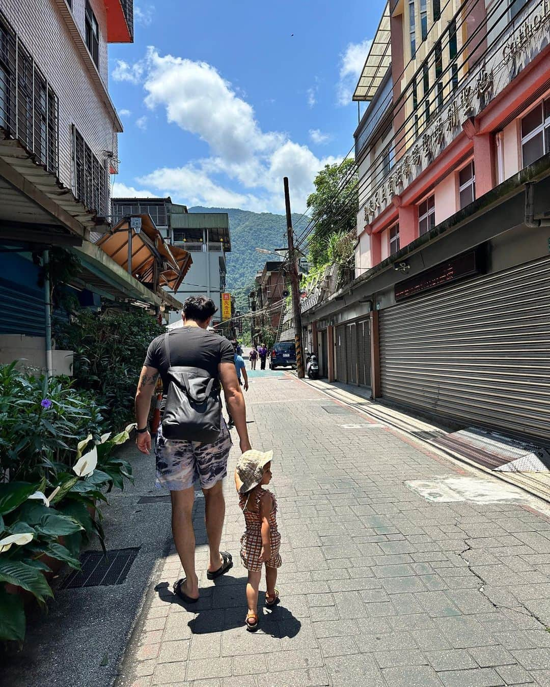 Livさんのインスタグラム写真 - (LivInstagram)「I grew up a daddy’s girl so I know the feeling. Thank you for bringing us along on all of life’s adventures. We love you! Happy daddy’s day 💜」6月19日 15時45分 - livlogolding