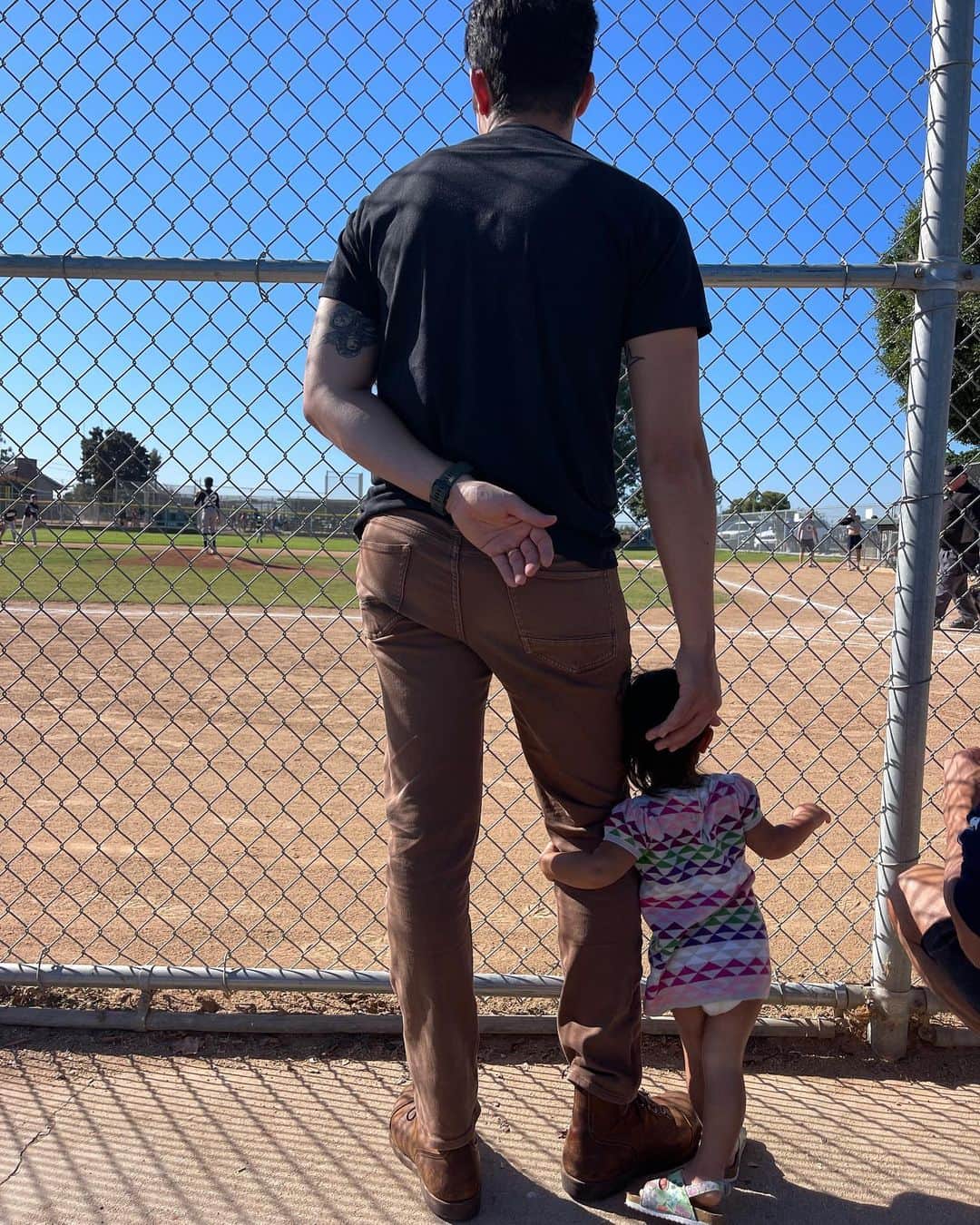 Livのインスタグラム：「I grew up a daddy’s girl so I know the feeling. Thank you for bringing us along on all of life’s adventures. We love you! Happy daddy’s day 💜」