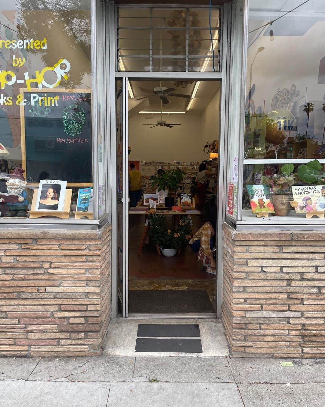 栗原まもるのインスタグラム：「ロサンゼルスでのポストカード展の前半が終了しました(私は前半組でした)。 一種類の図柄を５枚出させていただいたのですが、完売したそうです☺️✨ やったー💕 ご購入くださった方のお写真を送っていただきました。 嬉しいですね！ ありがとうございました🥹✨  The first half of the postcard exhibition in Los Angeles has ended (I was in the first half). I was allowed to show 5 cards of one type of pattern and they were sold out: ☺️✨ Yay 💕! I'm so happy! Thank you 🥹✨  #絵本コロンブスのポストカード展」