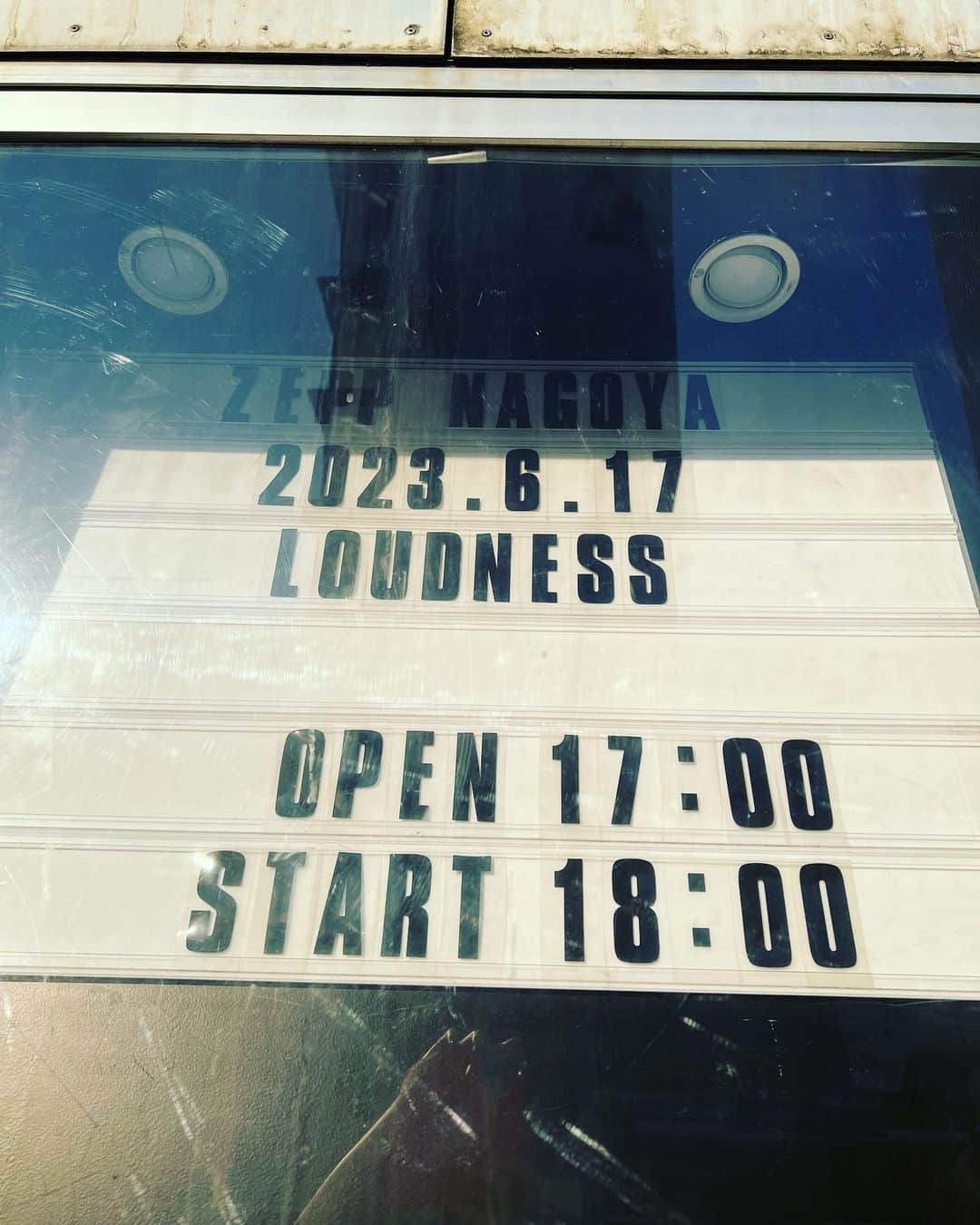 トキさんのインスタグラム写真 - (トキInstagram)「『LOUDNESS 40+ World Tour 2023 SUNBURST~我武者羅 -continue-』Zeep Nagoya 行ってきました🔥  感じた事のないほどの音圧を身体中に浴びて、感じてきました。 尋常じゃないくらいカッコよくて、全ての音が超爆音なのにクリアで。 内臓が震えた〜！！！！ 私も死ぬまでROCKしていたいな。 最高のライヴを観て、パワー貰ったので私も来週からぶちかますぞ！！！！  終演後、高崎晃さんと山下昌良さんに写真撮って頂けて嬉しかった☺️ありがとうございました！！  #LOUDNESS #高崎晃 さん #山下昌良 さん #Aldious #aldioustoki #zeepnagoya」6月19日 15時46分 - aldioustoki