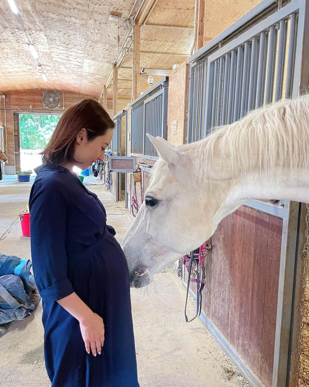 東美樹さんのインスタグラム写真 - (東美樹Instagram)「とにかくお腹の子には地球と仲良しになってほしい🌏👶🏻  先日、デビュー当時から家族のように可愛がってくださる 大好きな場所へ大きなお腹を見せに行ってきました🤰🏻  いつも練習にお付き合いしてくれるガルチくんと イケメンレオくんにご挨拶🐴🦄  不思議と2頭ともお腹に顔を近づけて来た♡  私にはわからないけど、 きっと彼らとお腹のベビで何か話してたんだろうな🤭  旦那くんも初めての乗馬に挑戦！ 最初は少し緊張しつつも 駈歩まで出しちゃって、笑 とっても楽しかったみたいで嬉しかった♡  ベビが大きくなったら３人で乗馬して 大草原駆け巡りたいなあというのは ママの密かな想いとして秘めておくとして☺️  インドアでもアウトドアでも 勉強してもしなくてもいい  この子の生きたいように生きてほしい🤰🏻👶🏻✨  #新米ママ #夏生まれベビー #マタニティライフ #妊婦記録 #初マタライフ #第一子妊娠 #maternitylife #happymama」6月19日 15時47分 - mikko.36___