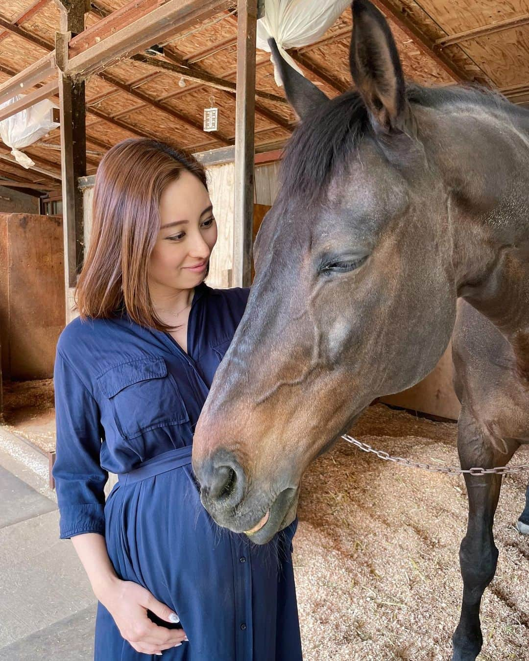 東美樹のインスタグラム：「とにかくお腹の子には地球と仲良しになってほしい🌏👶🏻  先日、デビュー当時から家族のように可愛がってくださる 大好きな場所へ大きなお腹を見せに行ってきました🤰🏻  いつも練習にお付き合いしてくれるガルチくんと イケメンレオくんにご挨拶🐴🦄  不思議と2頭ともお腹に顔を近づけて来た♡  私にはわからないけど、 きっと彼らとお腹のベビで何か話してたんだろうな🤭  旦那くんも初めての乗馬に挑戦！ 最初は少し緊張しつつも 駈歩まで出しちゃって、笑 とっても楽しかったみたいで嬉しかった♡  ベビが大きくなったら３人で乗馬して 大草原駆け巡りたいなあというのは ママの密かな想いとして秘めておくとして☺️  インドアでもアウトドアでも 勉強してもしなくてもいい  この子の生きたいように生きてほしい🤰🏻👶🏻✨  #新米ママ #夏生まれベビー #マタニティライフ #妊婦記録 #初マタライフ #第一子妊娠 #maternitylife #happymama」