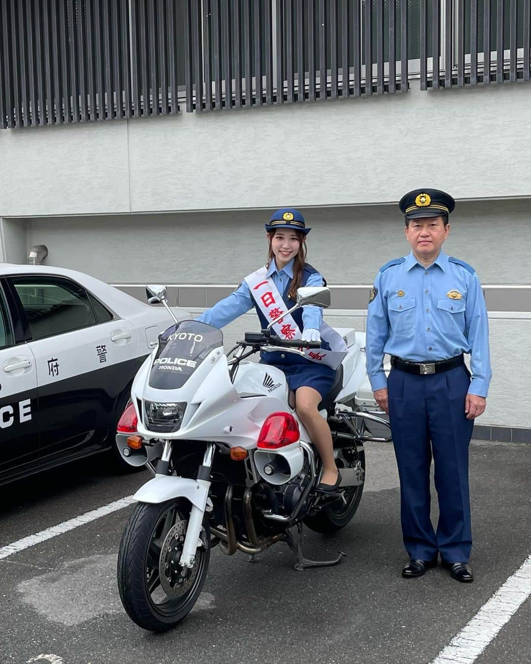 山本瑠香さんのインスタグラム写真 - (山本瑠香Instagram)「京都府の東山警察署で 1日警察署長を務めさせていただきました👮✨  自転車ヘルメット着用と盗難防止の啓発活動を 八坂神社前でしました⛩️  会いに来てくださった方、 ありがとうございました🙇🏼‍♀️  そしてその後、 京都女子大学で学生の皆さんと護身術を体験しました！ 自分の身を自分で守るためにも 護身術の知識は身につけておかないといけないなと思いました💭  そして何より、 東山警察署の皆様のお人柄が本当に素敵すぎました… また機会があればよろしくお願い致します✨ . . . #京都 #京都府 #東山警察署 #1日警察署長 #一日警察署長  #八坂神社 #京都女子大学 #護身術」6月19日 15時50分 - ruka_1010_team8