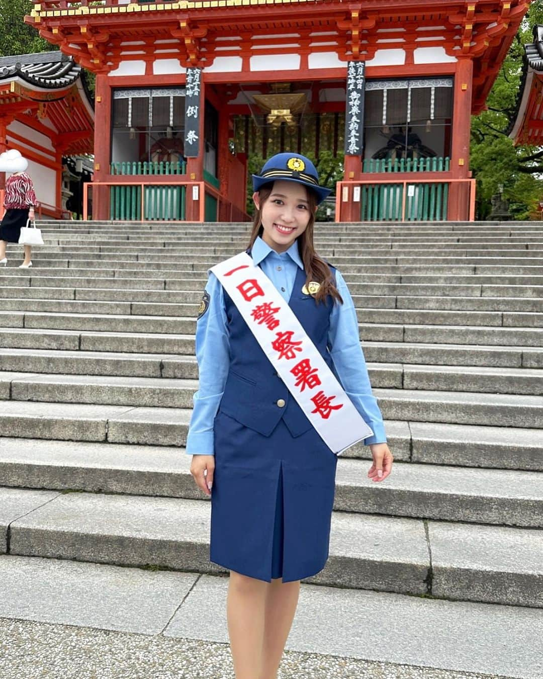 山本瑠香のインスタグラム：「京都府の東山警察署で 1日警察署長を務めさせていただきました👮✨  自転車ヘルメット着用と盗難防止の啓発活動を 八坂神社前でしました⛩️  会いに来てくださった方、 ありがとうございました🙇🏼‍♀️  そしてその後、 京都女子大学で学生の皆さんと護身術を体験しました！ 自分の身を自分で守るためにも 護身術の知識は身につけておかないといけないなと思いました💭  そして何より、 東山警察署の皆様のお人柄が本当に素敵すぎました… また機会があればよろしくお願い致します✨ . . . #京都 #京都府 #東山警察署 #1日警察署長 #一日警察署長  #八坂神社 #京都女子大学 #護身術」