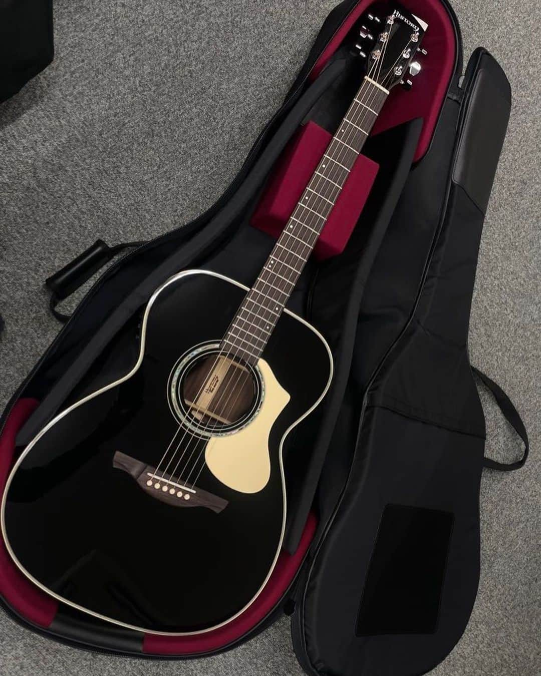 みゆなのインスタグラム：「やっと会えたね！ new guitar！！！  私仕様にしてくださいました（ ; ; ） ありがとうございます✳︎」