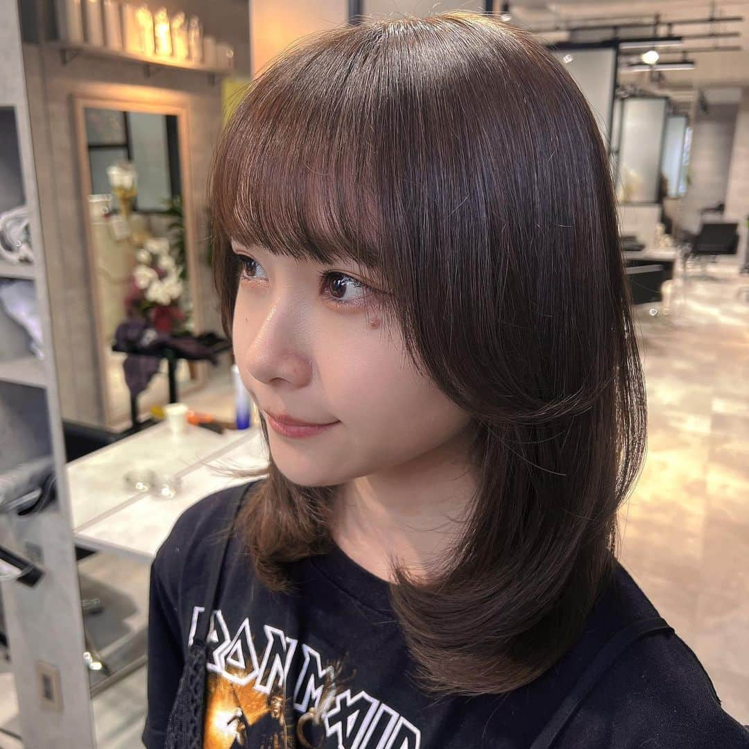 増井みおさんのインスタグラム写真 - (増井みおInstagram)「ヘアカラーしたようっ  落ち着いた「こくカラー」にしてもらいました😌🫶🏻 宮本さんありがとうございます！ #Lwis #haircolor」6月19日 21時25分 - mio006