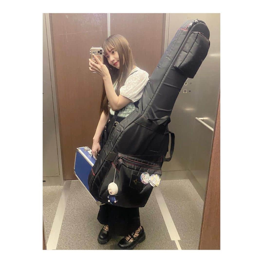 MINAのインスタグラム：「. ベースとエフェクターと📸 インスタにも載せるー🤍」