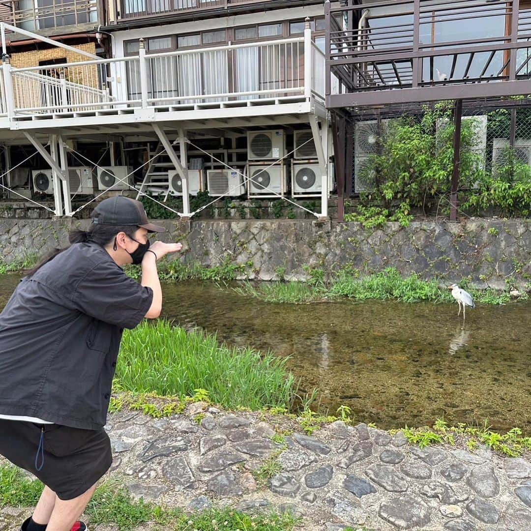 ウルトラ寿司ふぁいやーさんのインスタグラム写真 - (ウルトラ寿司ふぁいやーInstagram)「やっほ〜✋ みんなのアイドル翼だよ〜🥺嘘、ごめ〜んシバいて〜🥺  こんなテンションになるくらいには篦棒にハッピーで極上のライブを京都でぶっかましのおったまげなウルトラ寿司ふぁいやーでしたが みなさまお楽しみいただけたでしょうか？(ᯅ̈ )  3バンド(みっちーもバンドってことでいいよね！)とも ライブハウス入りの時点でテンション高めだったので こーれは本番ひっちゃかめっちゃかになるなぁと思ってたら案の定なりました(ﾉ≧ڡ≦)☆ｱｲﾔｰ  真面目な話、 本当にバンド仲間(来てくれる酢飯もバンド仲間と思ってるわよあたしは)って富名声なんかより大切で素敵な宝物だなって 最後のルートAをみんなで演奏しながらヒシヒシと感じました。  また絶対みんなとやりたいな！  あの時間が作れたことに、感謝を忘れず これからも..！  次回は6/21 新代田FEVER！！！ この熱量つかって寿司をさらに燻して仕上げていきます！ みなさまよろしく( ᐛ )و  頭ちょっと悪い翼でした( ._. )"  🍣────────────────┐ “誰がいつ見ても楽C”ライブをお届け！ 7人組 エンタメバンド #ウル寿司 気になった方はぜひ一度！お待ちしてます → @ultra_sushistagram  └────────────────🔥  #ウルトラ寿司ふぁいやー #ウル寿司 #ultrasushifire #ビルモン #京都ライブ #シンガロンパレード #getbillmonkeys #はんなりオフショットも載せます💙」6月19日 21時18分 - ultra_sushistagram