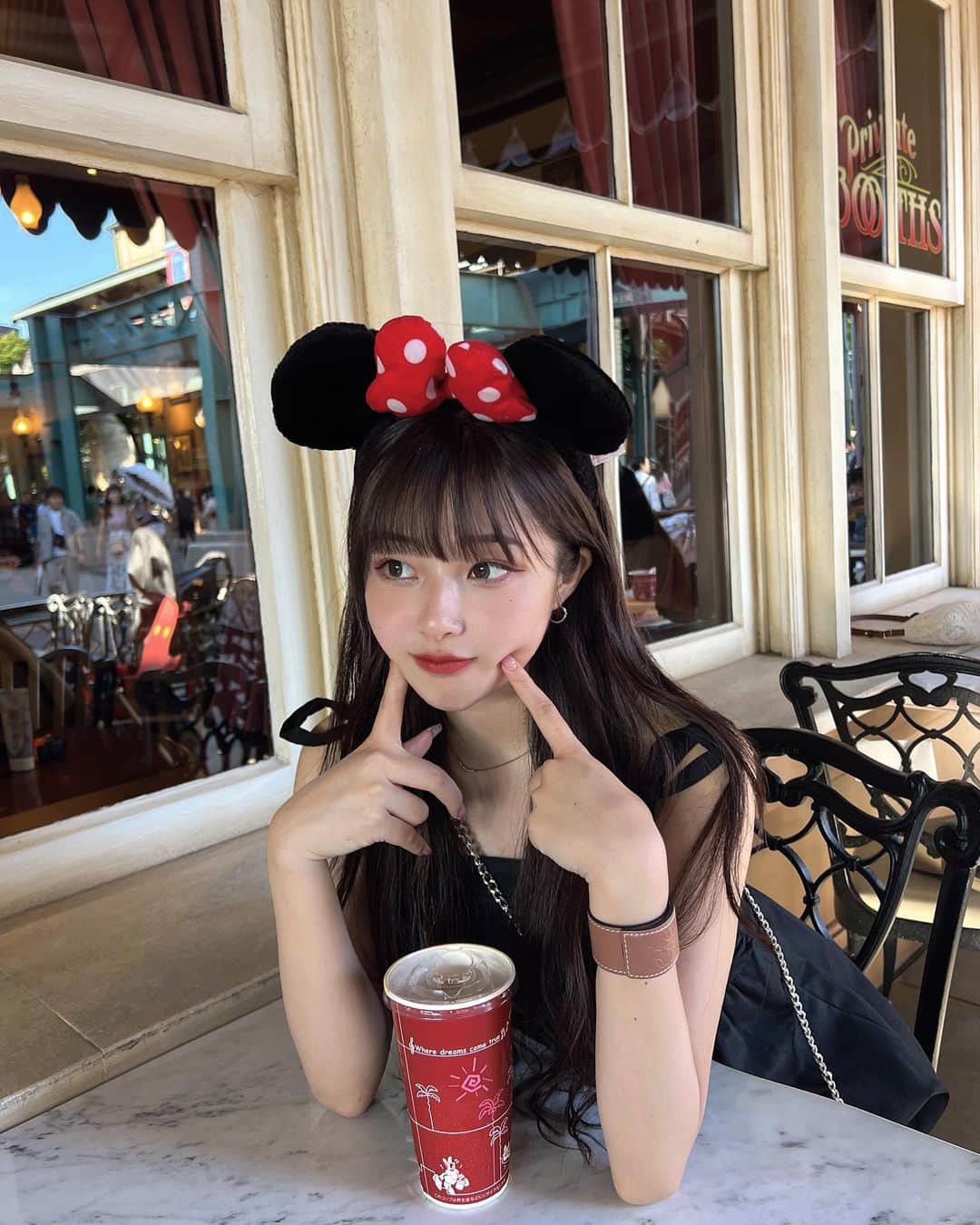 すずのインスタグラム：「ミニーが1番盛れる気がする♥️  超暑かったからキャミワンピで丁度よすぎた…皆も行く時は気をつけて〜！💧  #disneysea #ディズニーシー#ディズニーコーデ」
