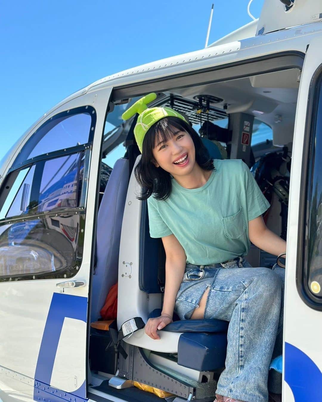 山口めろんのインスタグラム：「豊岡の夏は暑いよー！☀️ そんな中ドクターヘリで多くの命を救って下さってる医療関係の皆さんには本当に感謝です(●^▽^●)/ ヘリを使用してない時に許可を頂いて写真撮らせて頂きました！貴重な体験をありがとうございました(●^▽^●)/ #ドクターヘリ #豊岡」