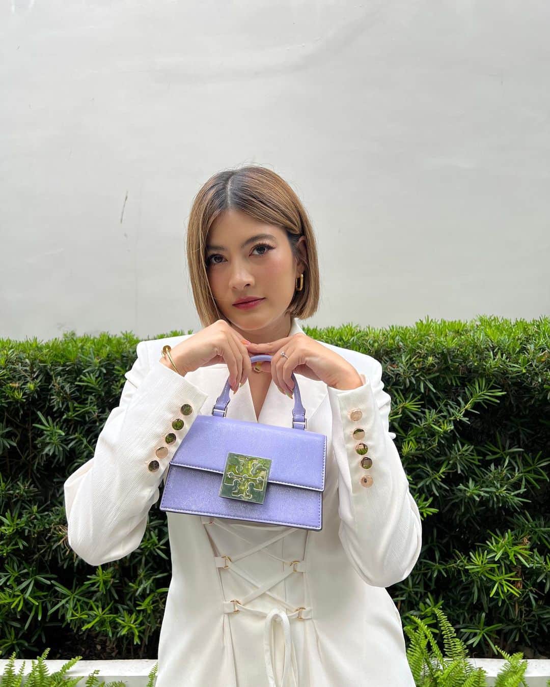 マギー・ラースリー・バーレンシエガーのインスタグラム：「I have a purple passion 🦄   NOW AVAILABLE ONLY ONLINE AT www.ppgroupthailand.com  @ppgroupthailand @toryburch  #ToryBurchPreFall23  #ToryBurchThailand」