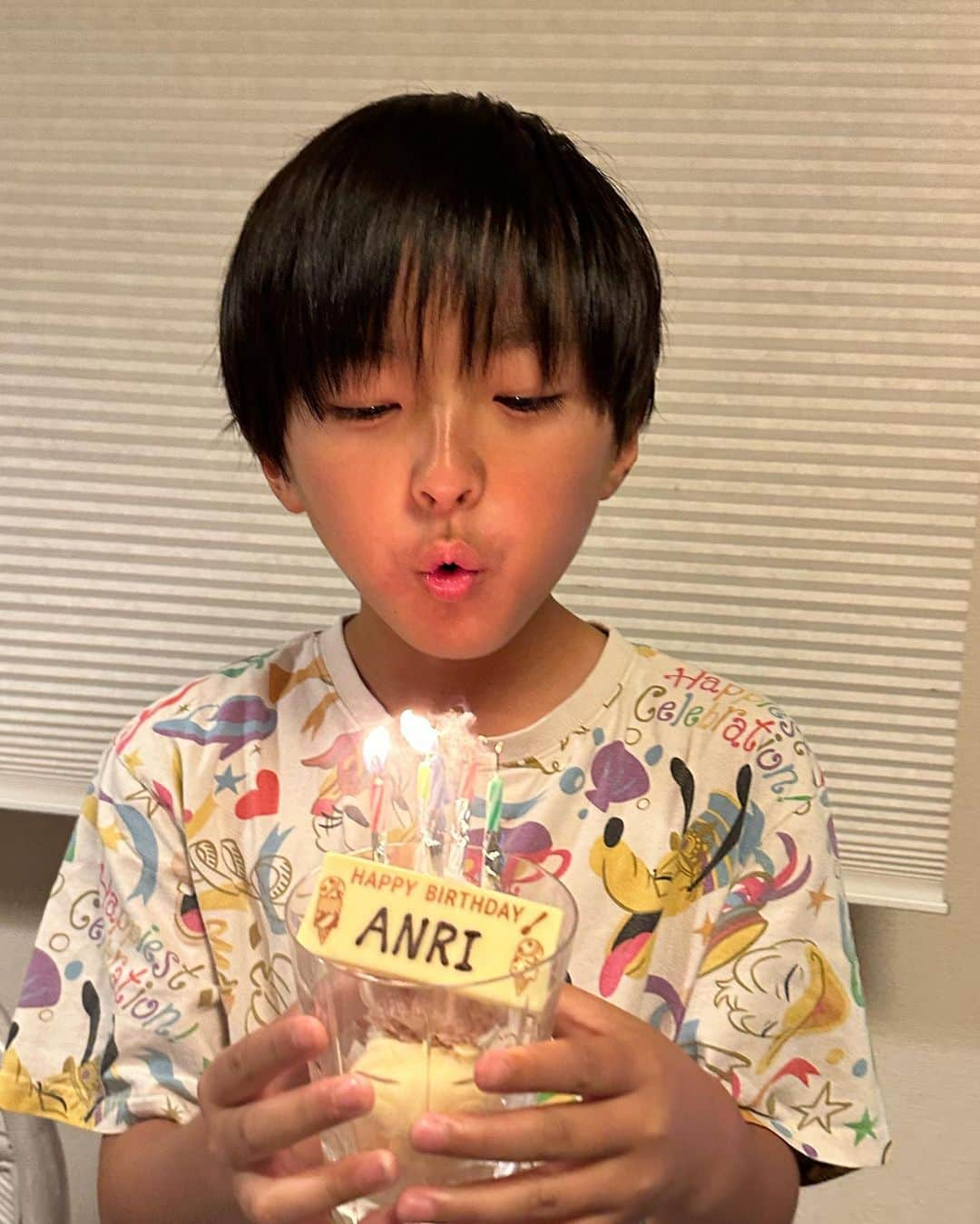 細田阿也さんのインスタグラム写真 - (細田阿也Instagram)「#Joyeuxanniversaire #10ans   ゆるキャラが 10代になってしまう寂しさと 頼もしさと愛しさと。  幼少期ただただ 笑顔でいれば、それでいい。 から 支えてくれ 笑顔にさせてくれる存在に。  ○○したい！という夢を 叶えるために この笑顔を守るために 女手一つで守っていこうと決意した日。」6月19日 21時20分 - hosodaaya