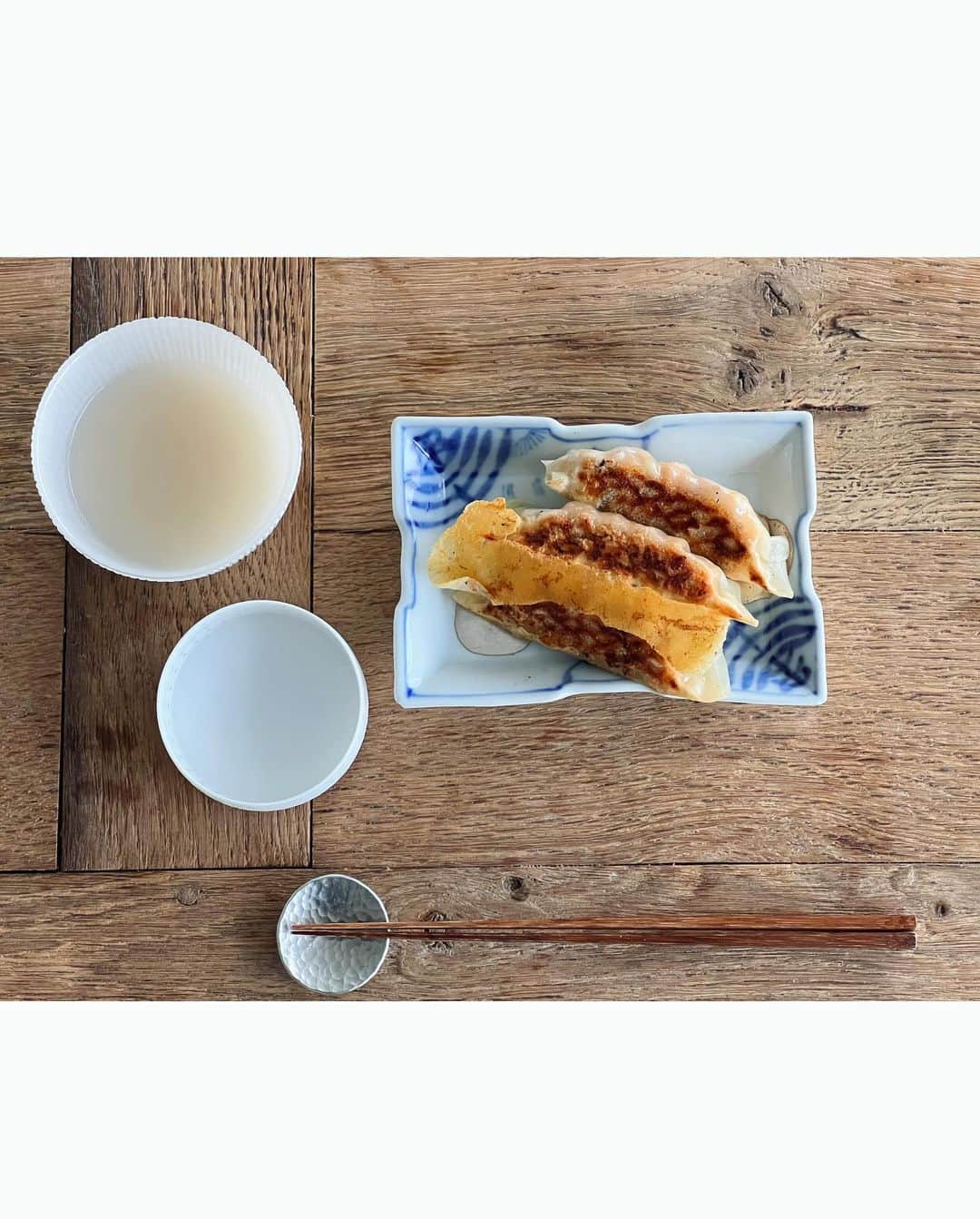 神崎恵さんのインスタグラム写真 - (神崎恵Instagram)「・ ２枚目。仕事から帰宅し、夕ご飯の支度前、 キムチ餃子が食べたくなり。 作り置きをしてあったものをジューッと焼き、チーズをのせてパリパリのチーズ羽を焼き上げいただきました。 西陽を浴びながら、1杯だけの生マッコリとキムチ餃子🥟🥟🥟 餃子の中身は、キムチ、春雨、木綿豆腐、豚ひき肉、もやし、葱、大根、にんにく、生姜。 １枚目は、陽射しが美しい日に眺めたくなる、 新里明士さん作の〝光器〟馬盥盃とぐい呑。 光が透け文様が繊細に浮き立つ様がとてつもなく綺麗なんです。  美しい器と美味しい餃子にやる気をもらった西陽の時間でした。  #おうちごはん #神恵ごはん」6月19日 21時21分 - megumi_kanzaki